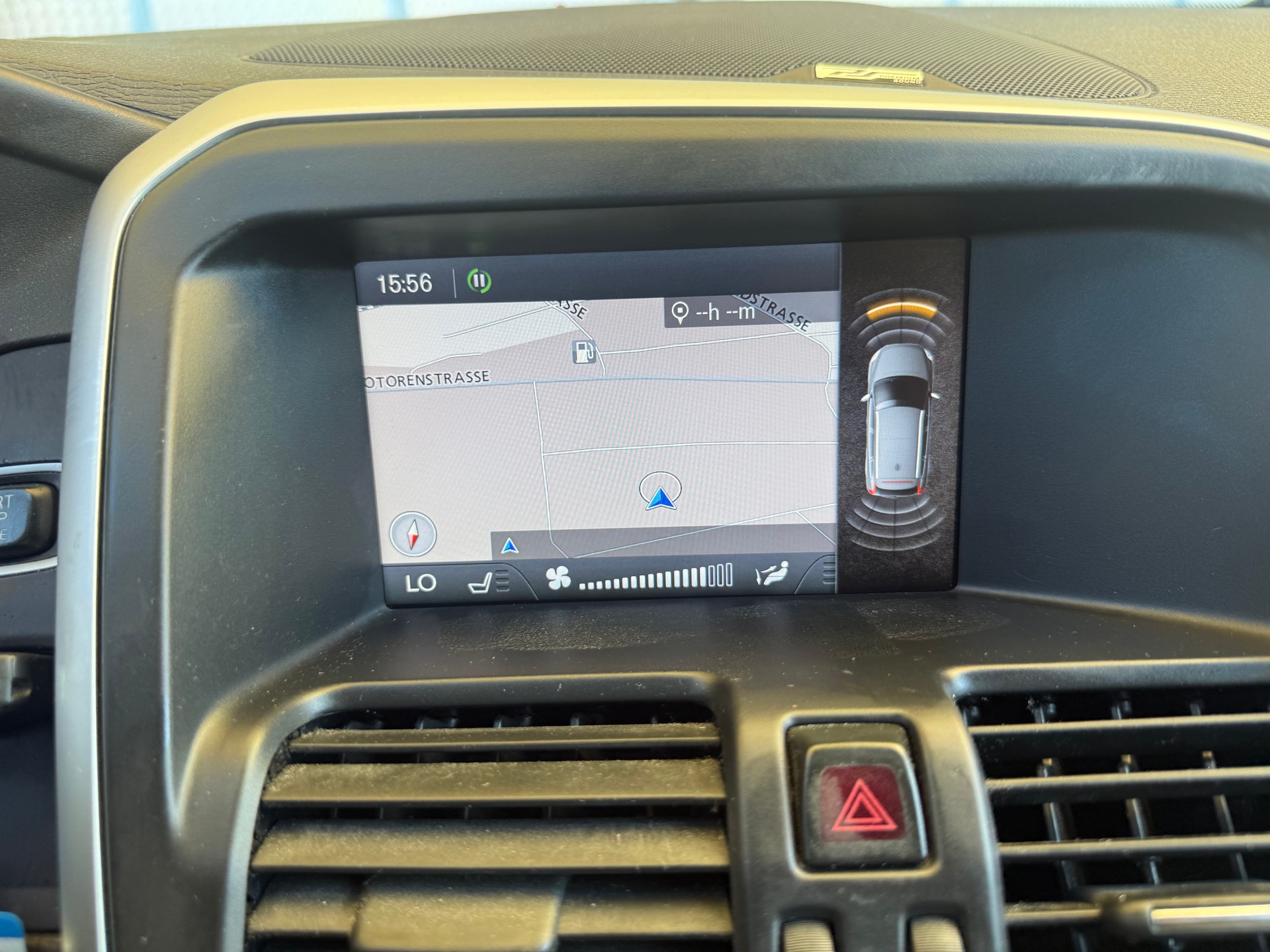 VOLVO XC60 D5 AWD R-Design Geartronic-image-8
