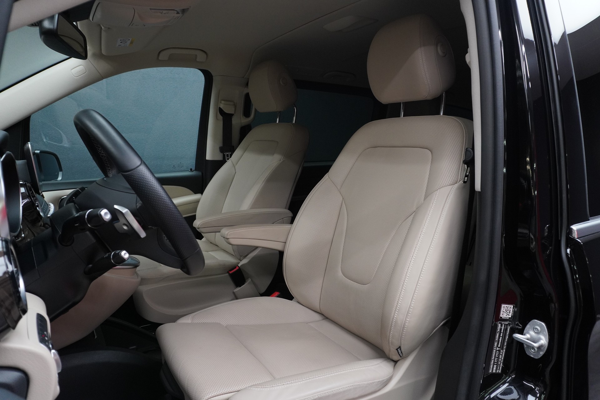 MERCEDES-BENZ V 300 d Swiss Edition Extralang 4M-image-4