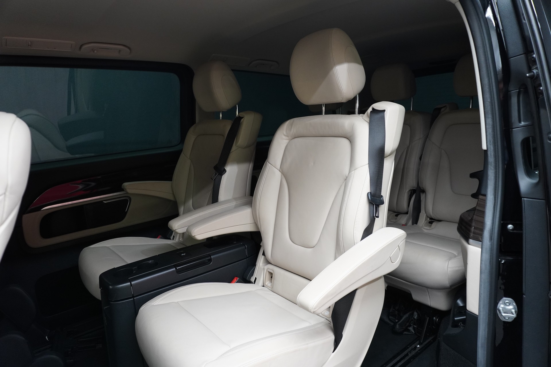 MERCEDES-BENZ V 300 d Swiss Edition Extralang 4M-image-11