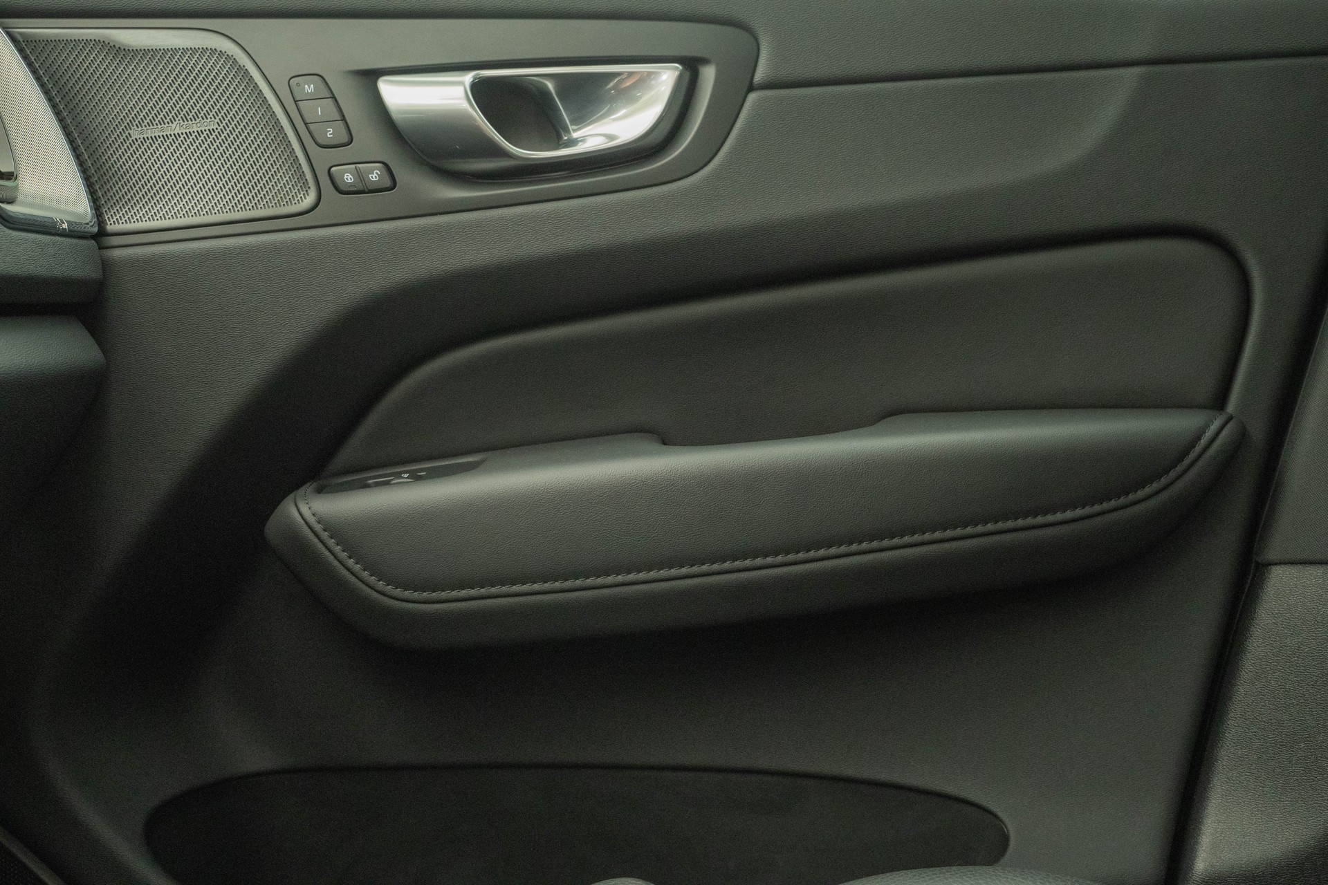 VOLVO XC60 2.0 T8 TE Ultimate Dark eAWD-image-12