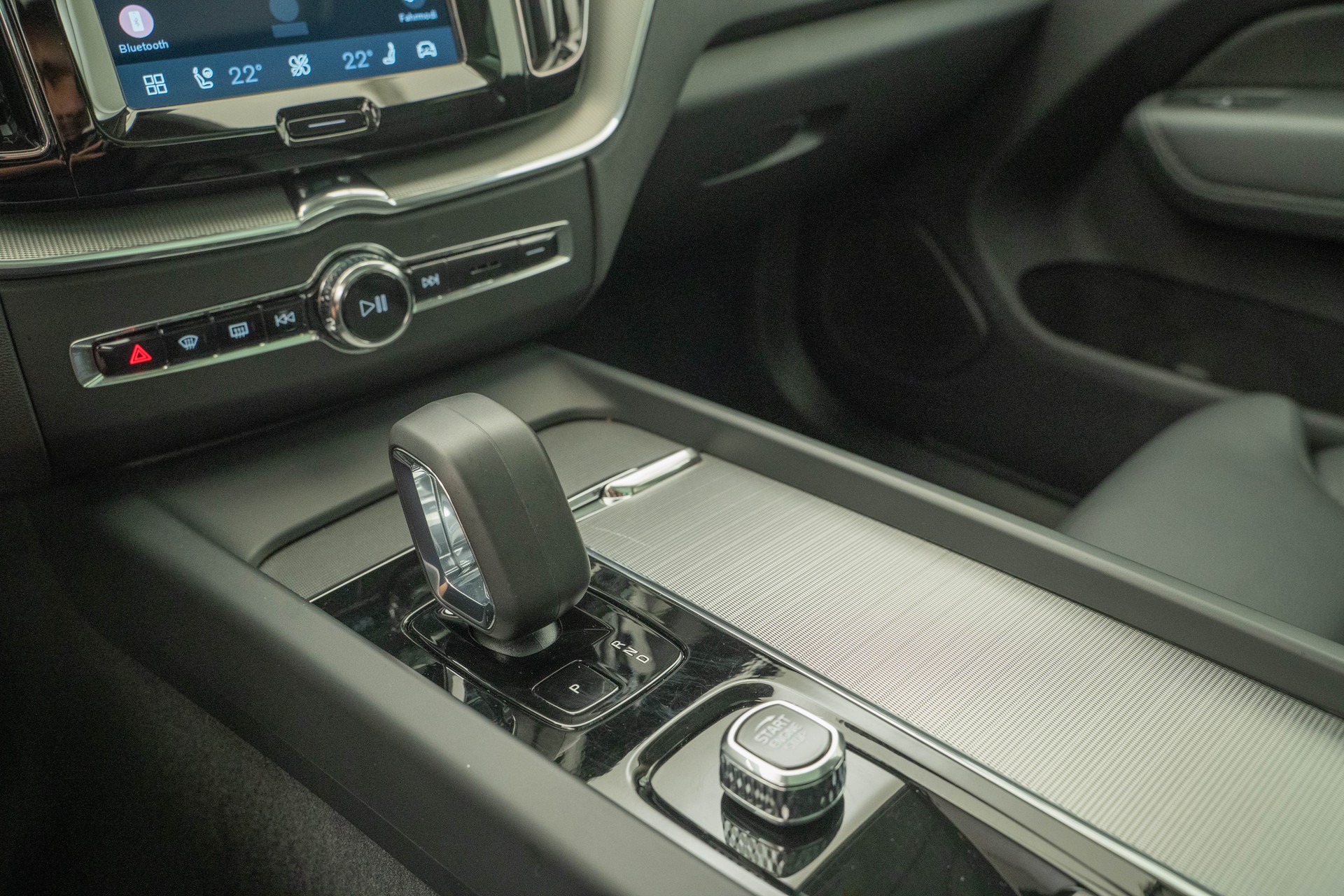 VOLVO XC60 2.0 T8 TE Ultimate Dark eAWD-image-11