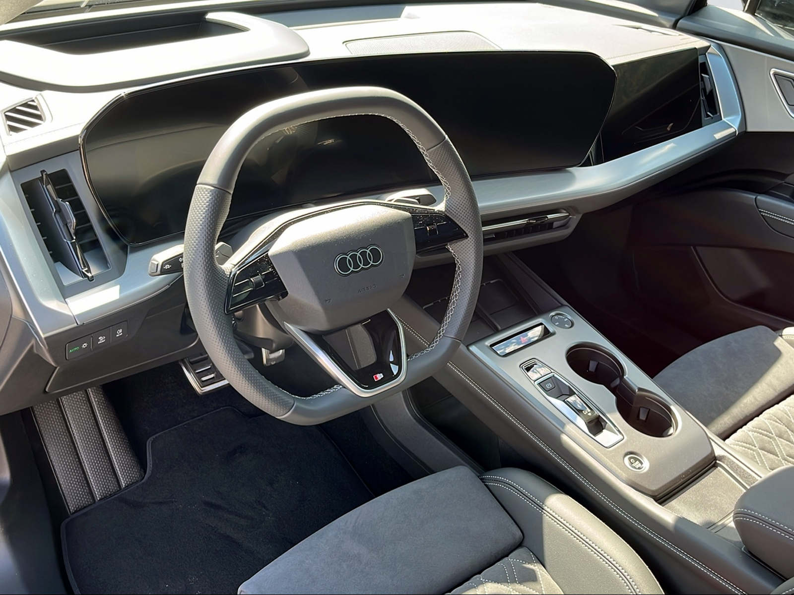 AUDI Q4 SUV e-tron quattro perform 340PS/250kW-image-10