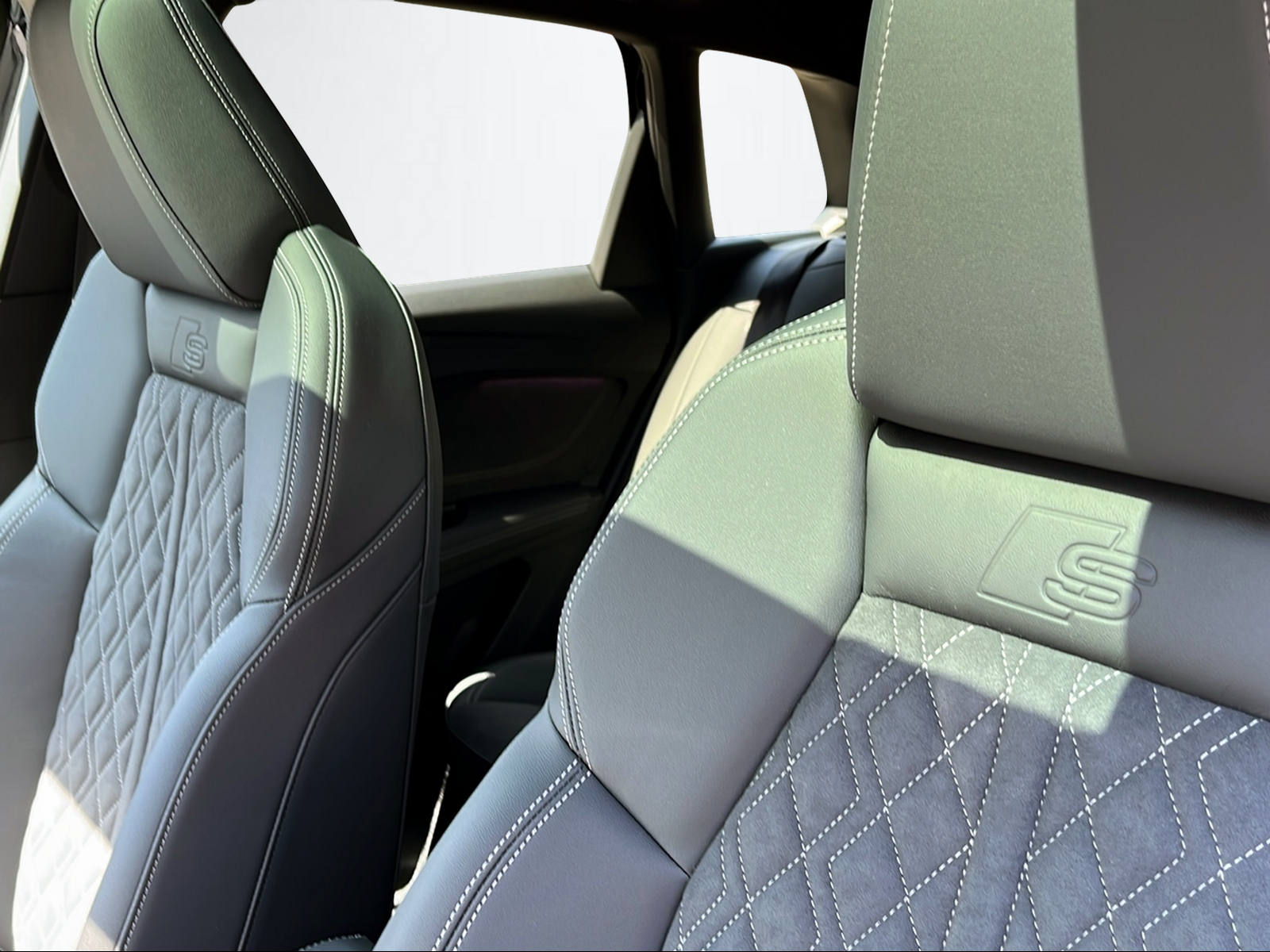 AUDI Q4 SUV e-tron quattro perform 340PS/250kW-image-12
