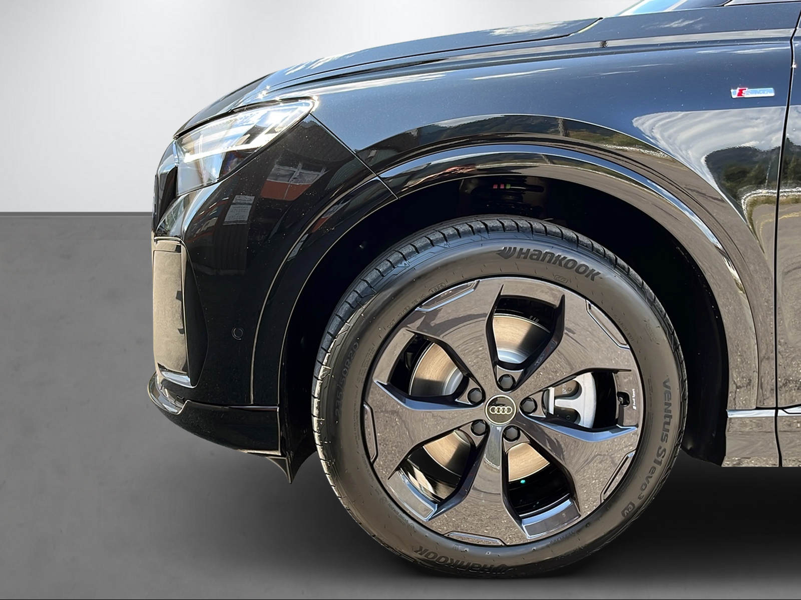 AUDI Q4 SUV e-tron quattro perform 340PS/250kW-image-4