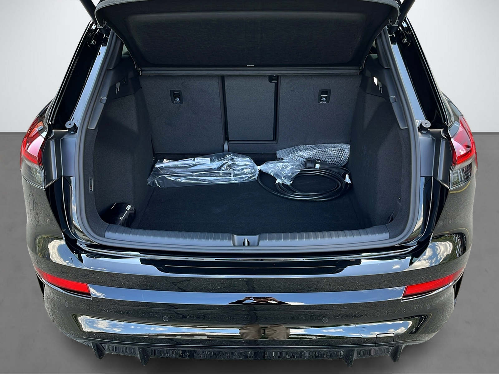 AUDI Q4 SUV e-tron quattro perform 340PS/250kW-image-6