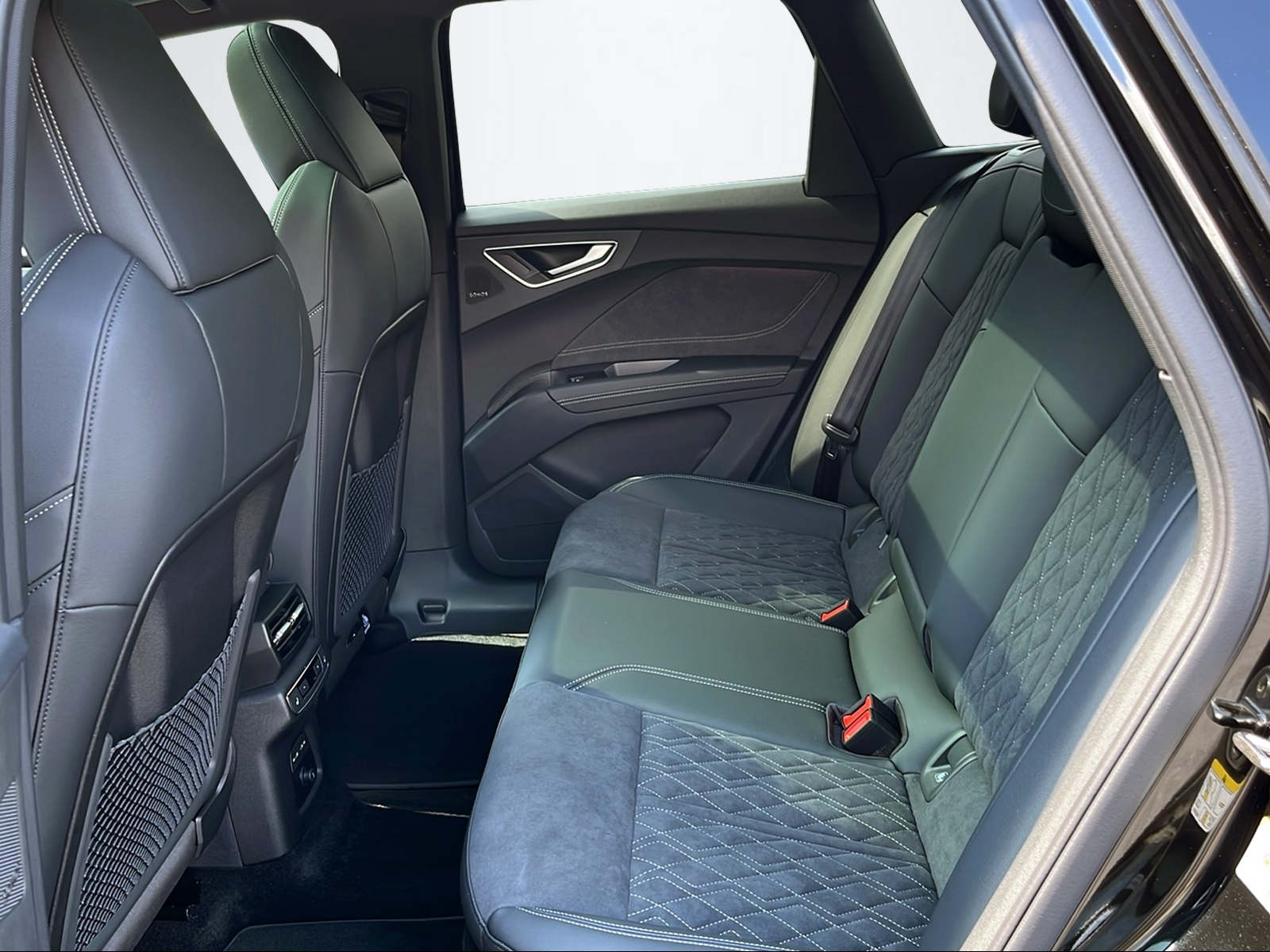 AUDI Q4 SUV e-tron quattro perform 340PS/250kW-image-8