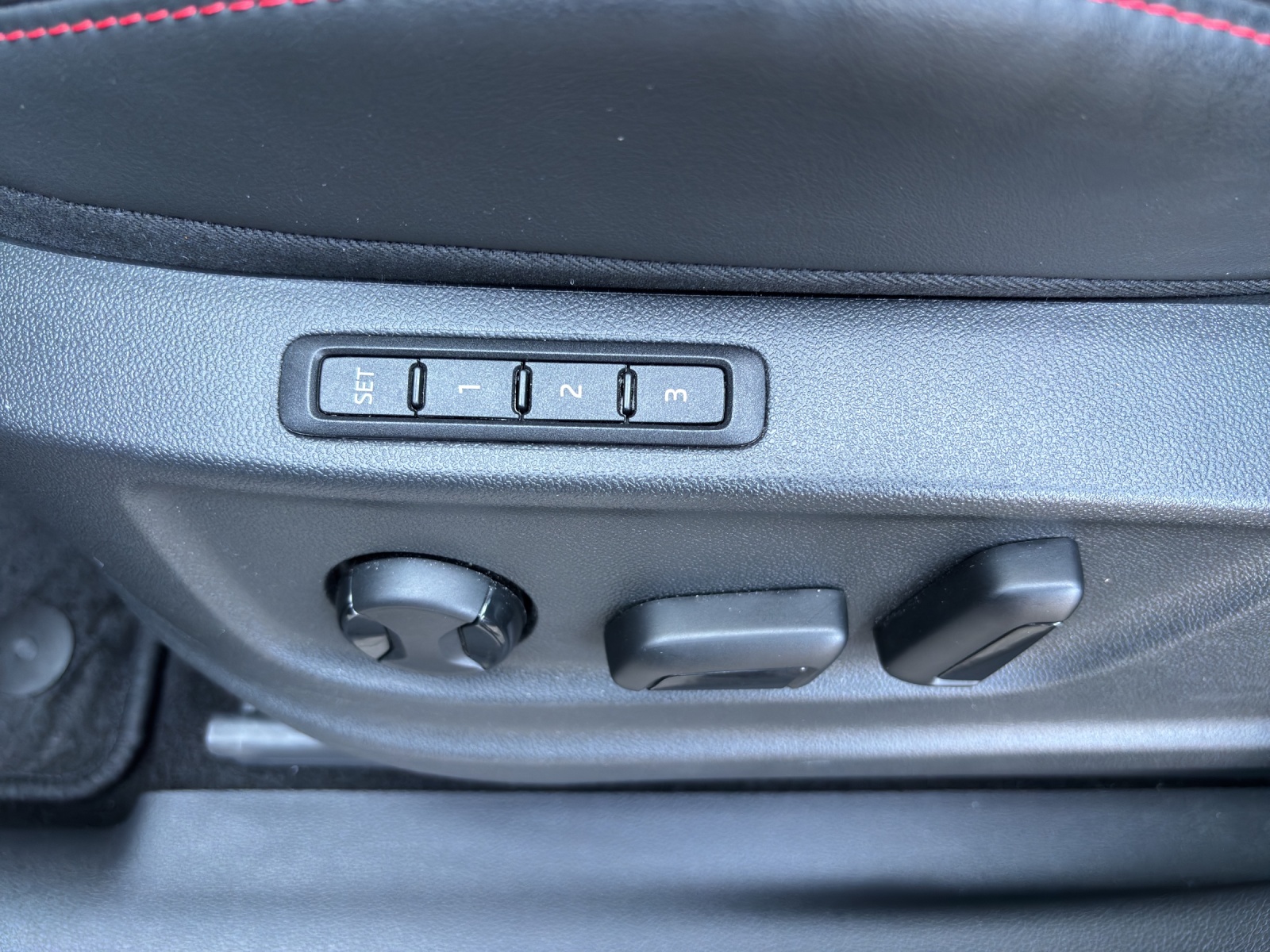 SKODA Kodiaq 2.0 TSI 4x4 RS DSG mit AHK & elektr. Vordersitze mit Memory-image-28