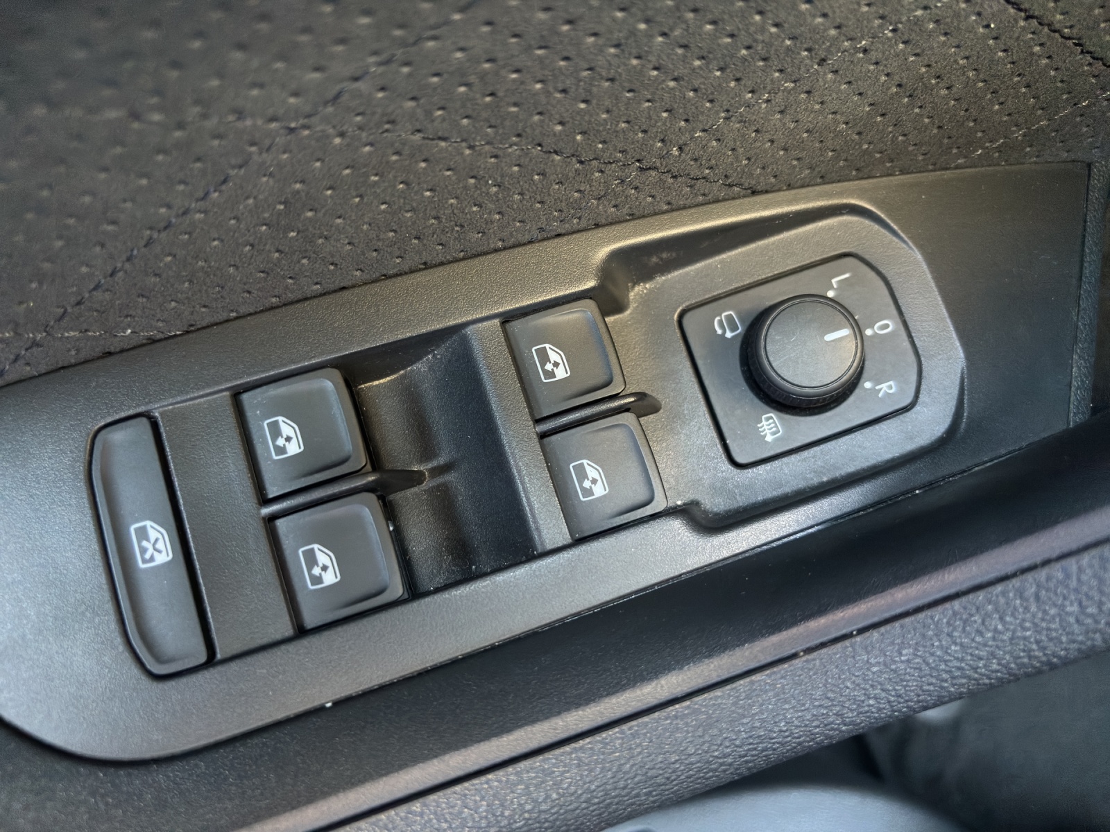 SKODA Kodiaq 2.0 TSI 4x4 RS DSG mit AHK & elektr. Vordersitze mit Memory-image-30