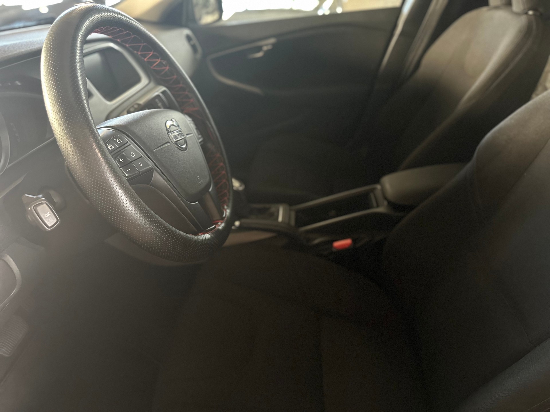 VOLVO V40 D3 Momentum Geartronic-image-8