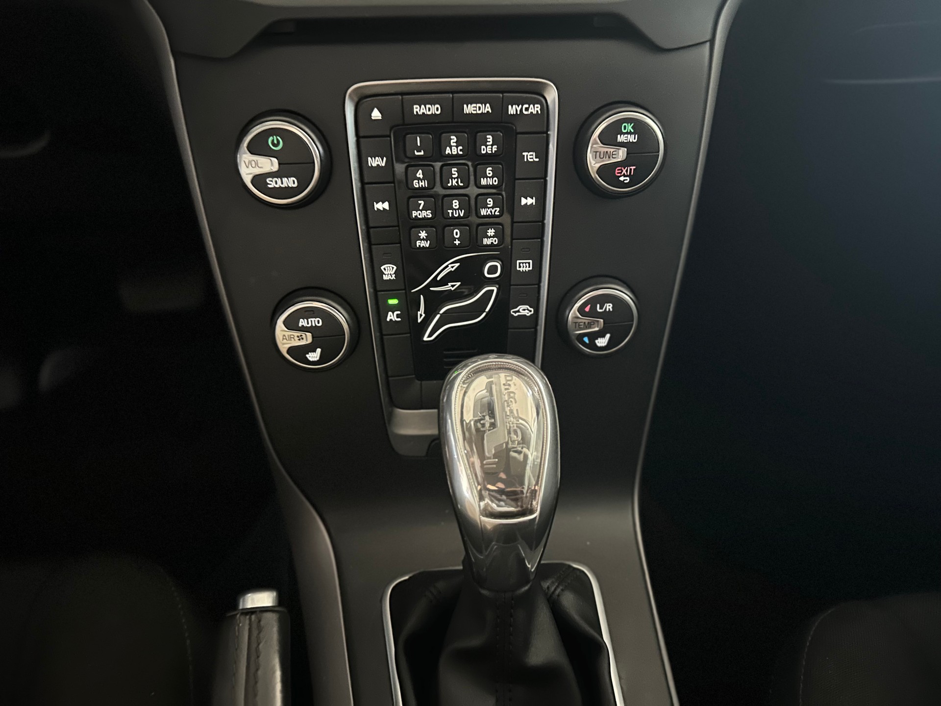 VOLVO V40 D3 Momentum Geartronic-image-10