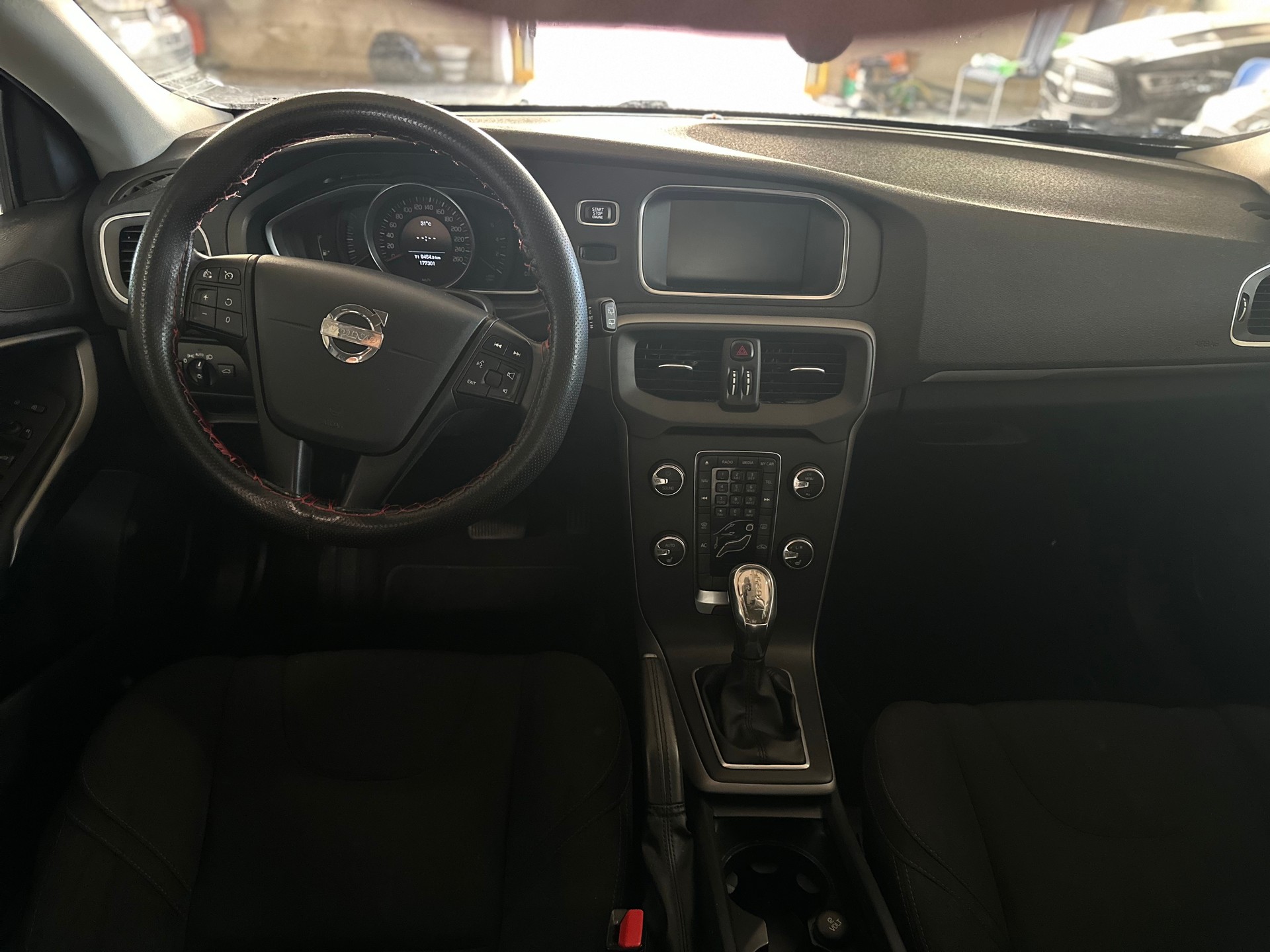 VOLVO V40 D3 Momentum Geartronic-image-7