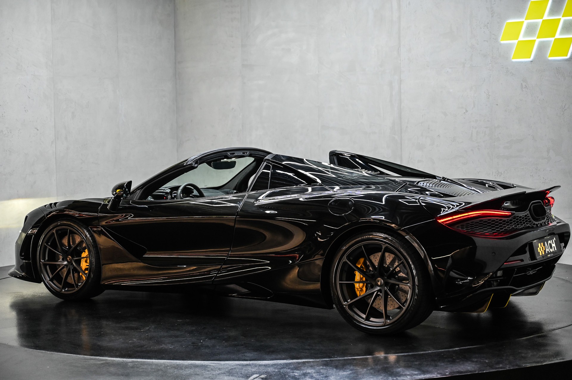 McLAREN 750S Spider-image-11
