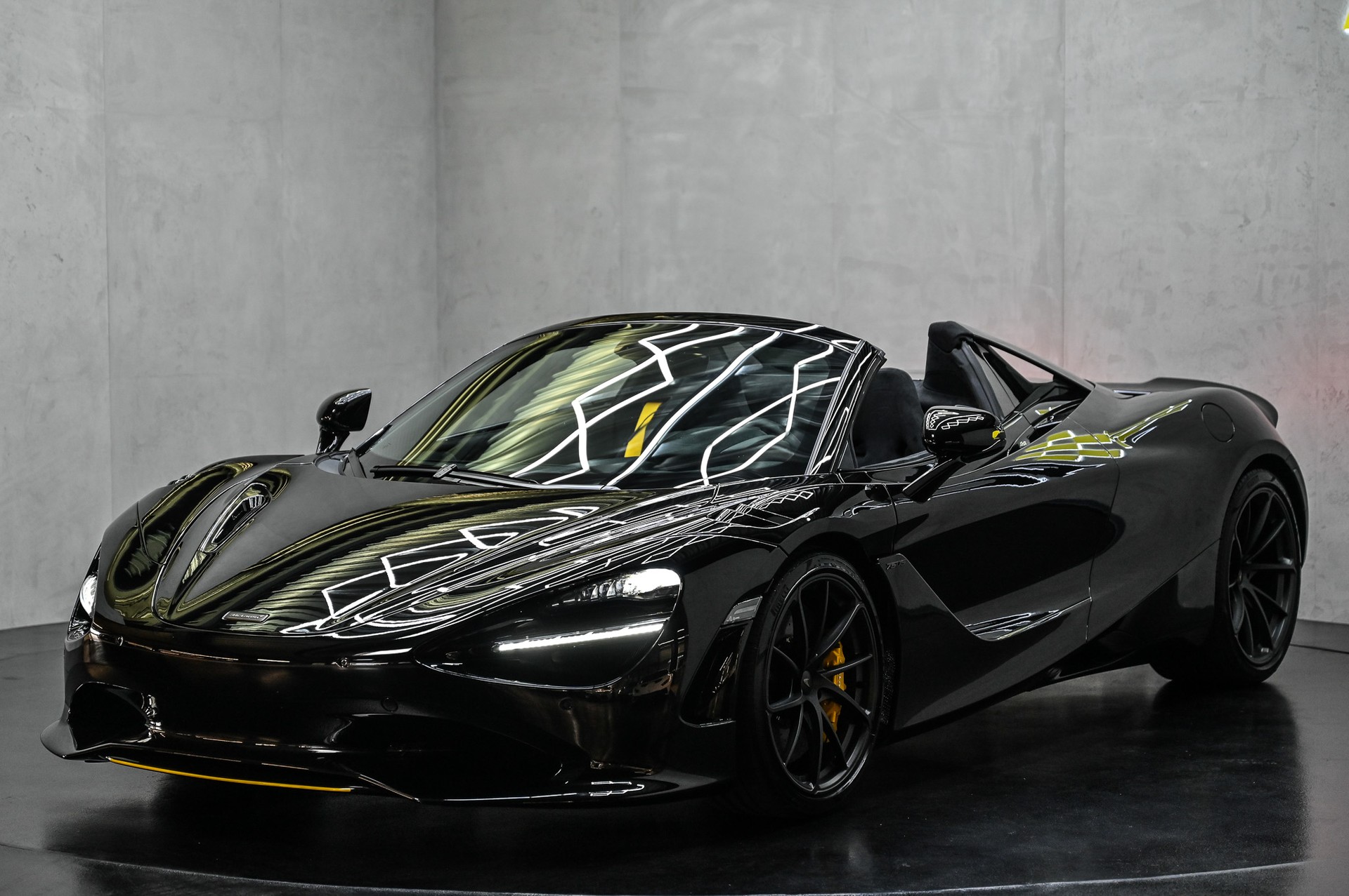 McLAREN 750S Spider-image-2