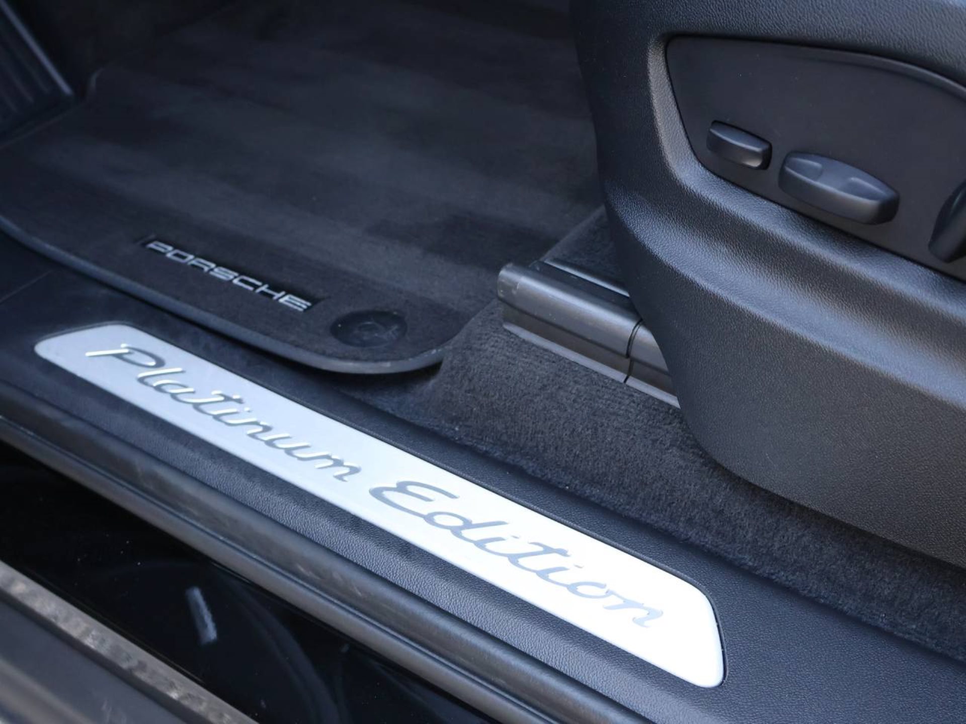 PORSCHE Cayenne E-Hybrid Platinum Edition-image-33