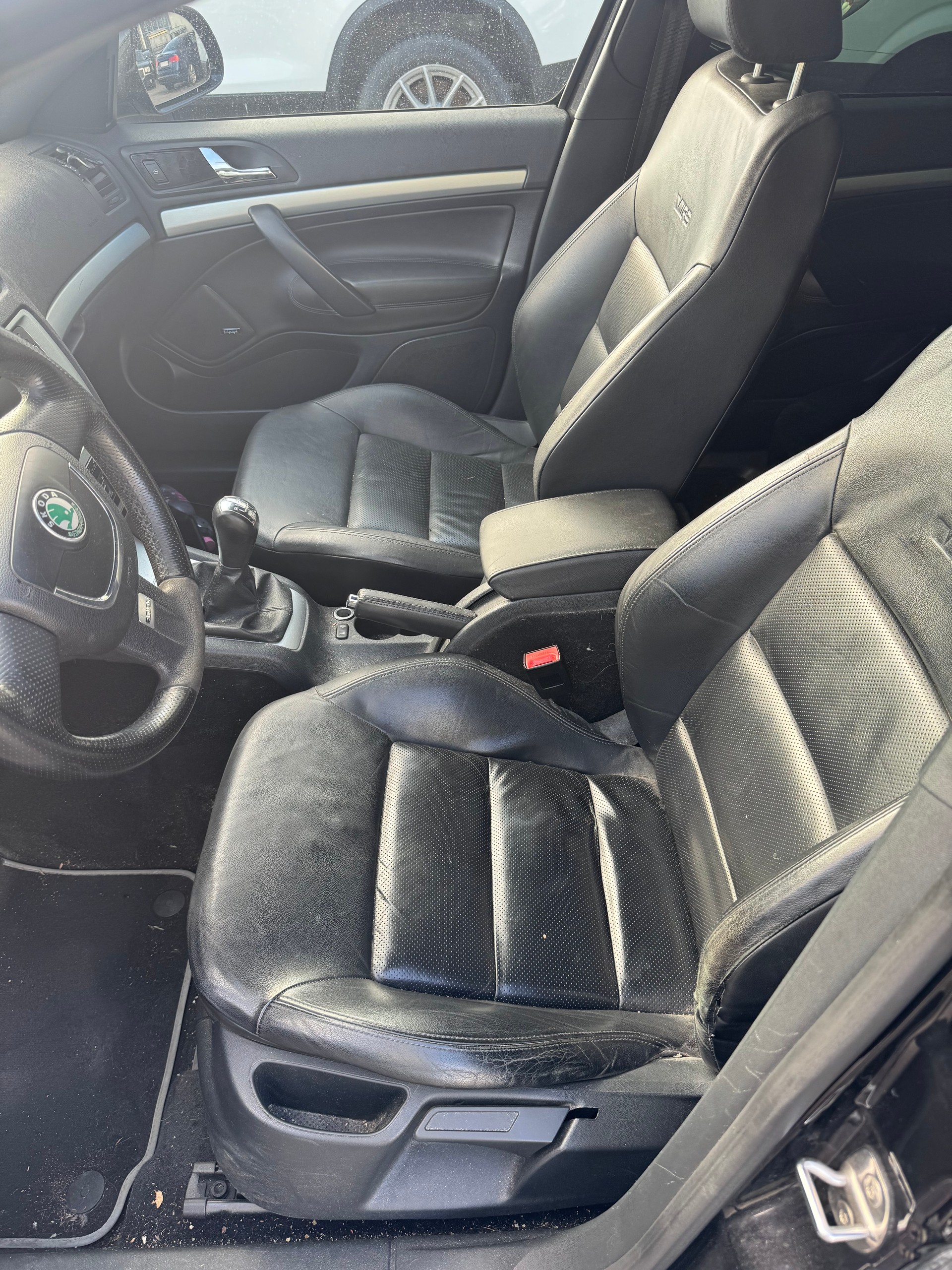 SKODA Octavia Combi 2.0 TSI RS-image-11