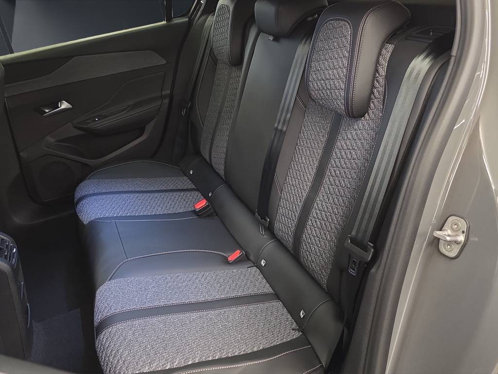PEUGEOT 308 1.2 HEV 145 Allure-image-8