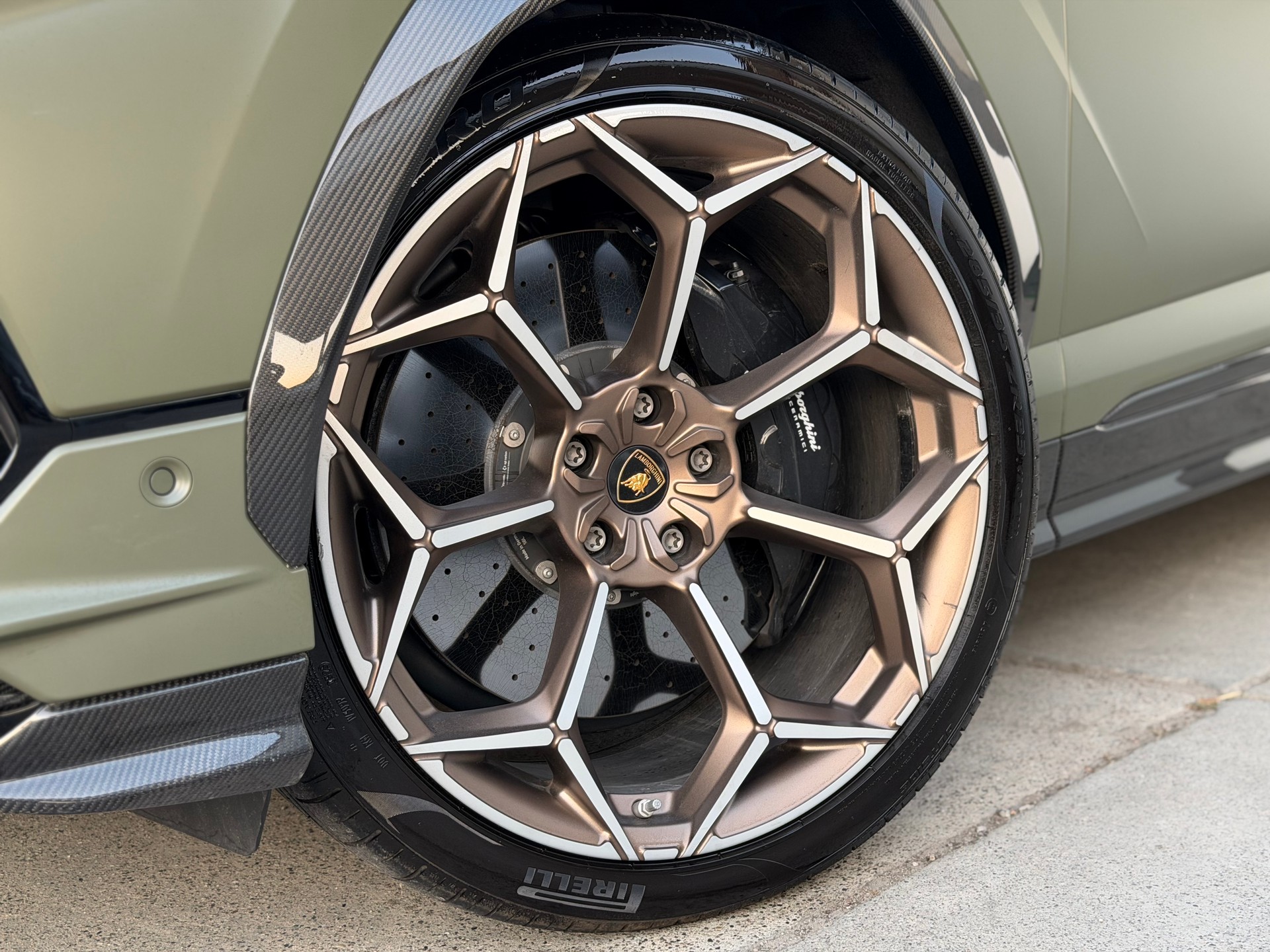 LAMBORGHINI Urus Performante Akrapovic-image-8