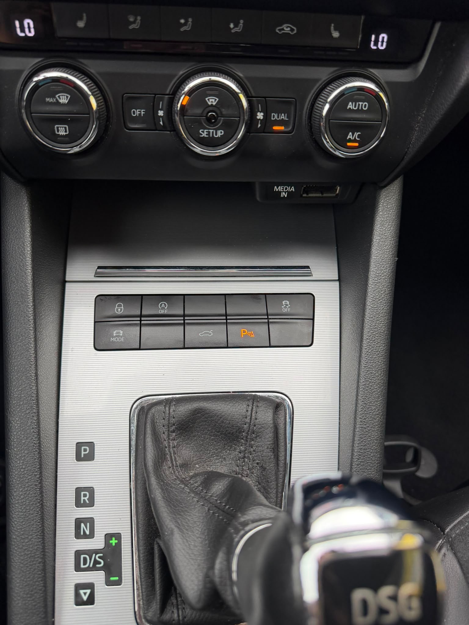 SKODA Octavia Combi 1.8 TSI Elegance 4x4 DSG-image-11