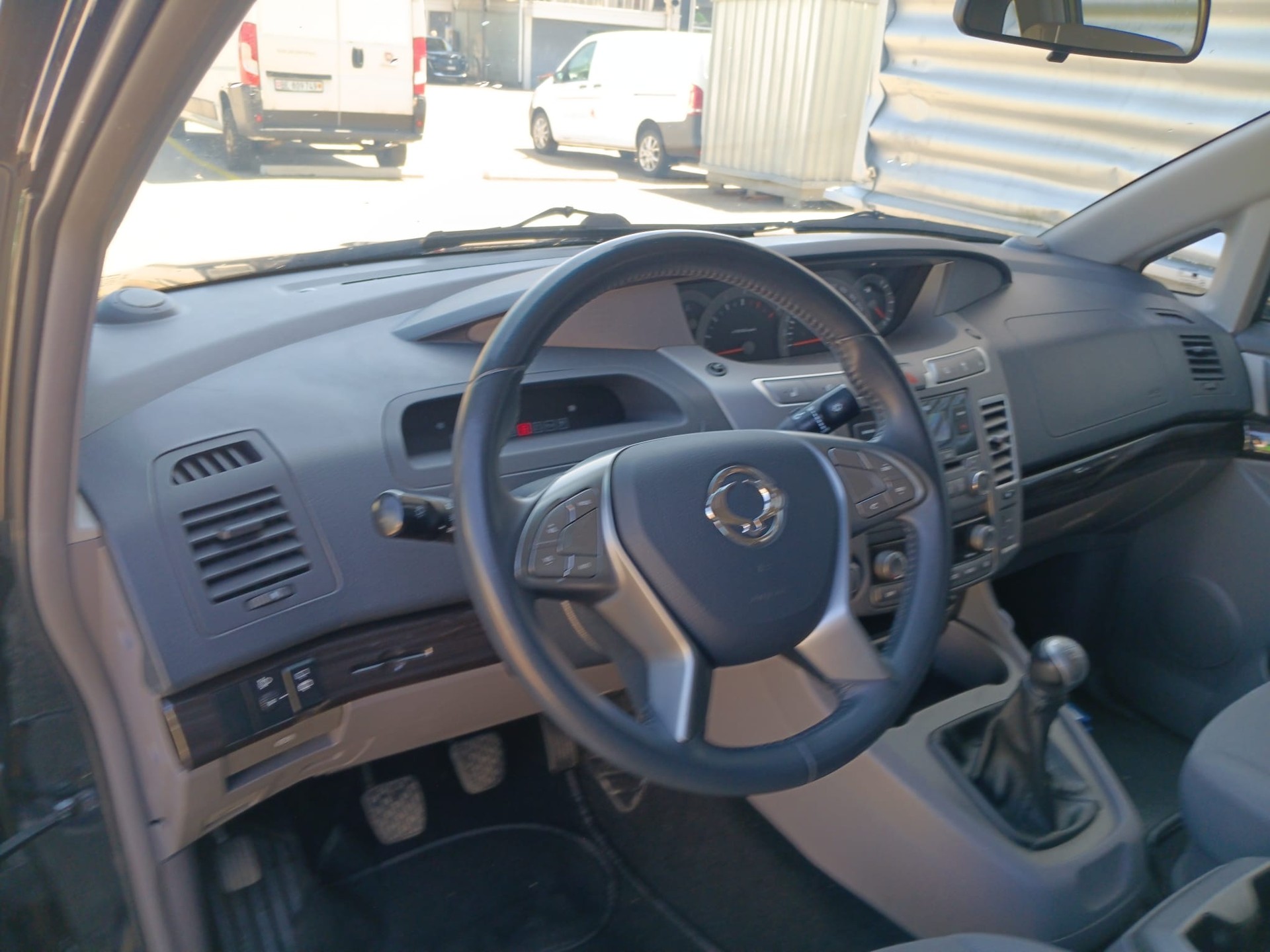 KGM-SsangYong Rodius SV220 e-XDi Crystal Plus Edition 2WD-image-4