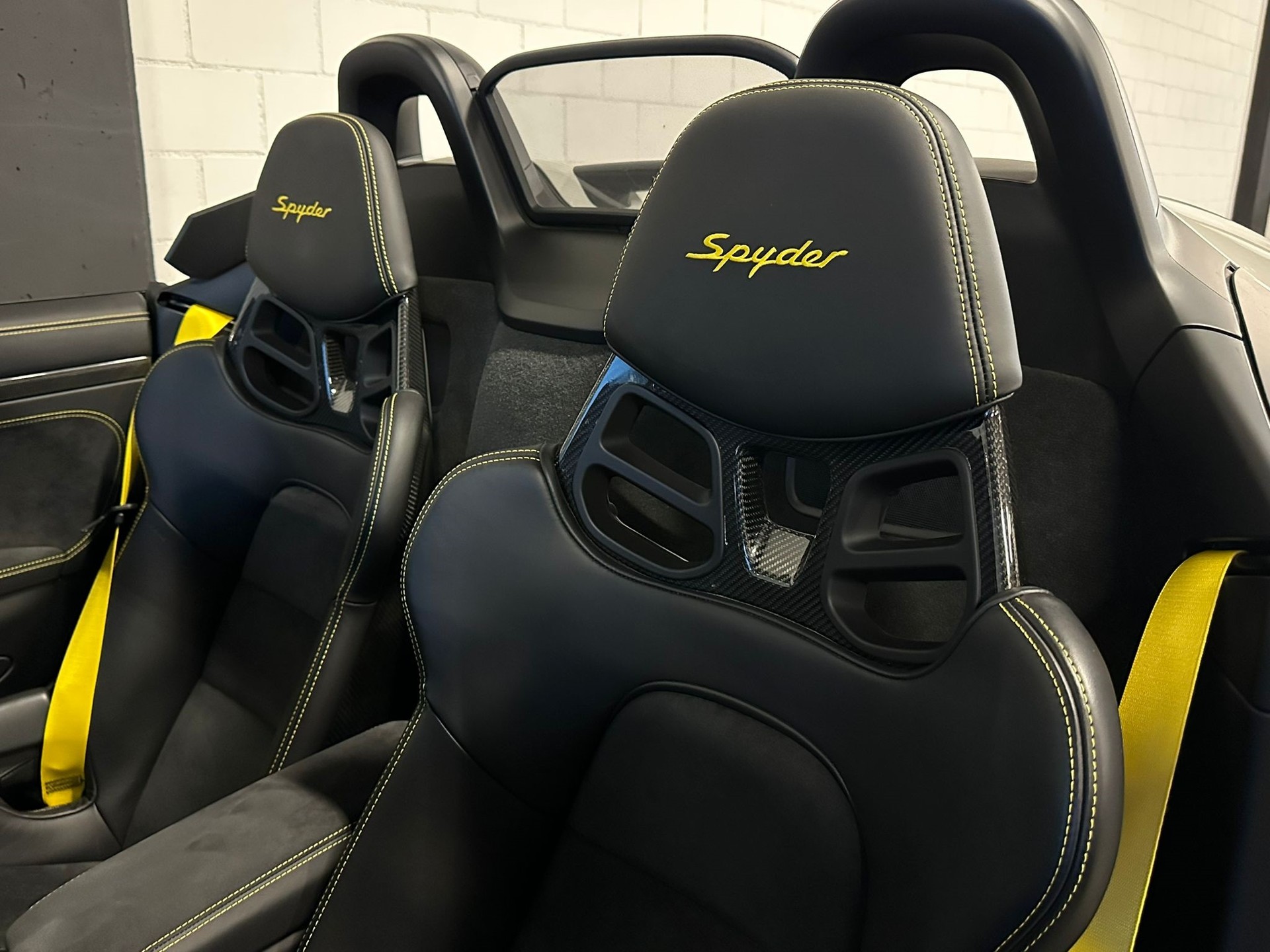 PORSCHE 718 Boxster Spyder Traumausstattung-image-7