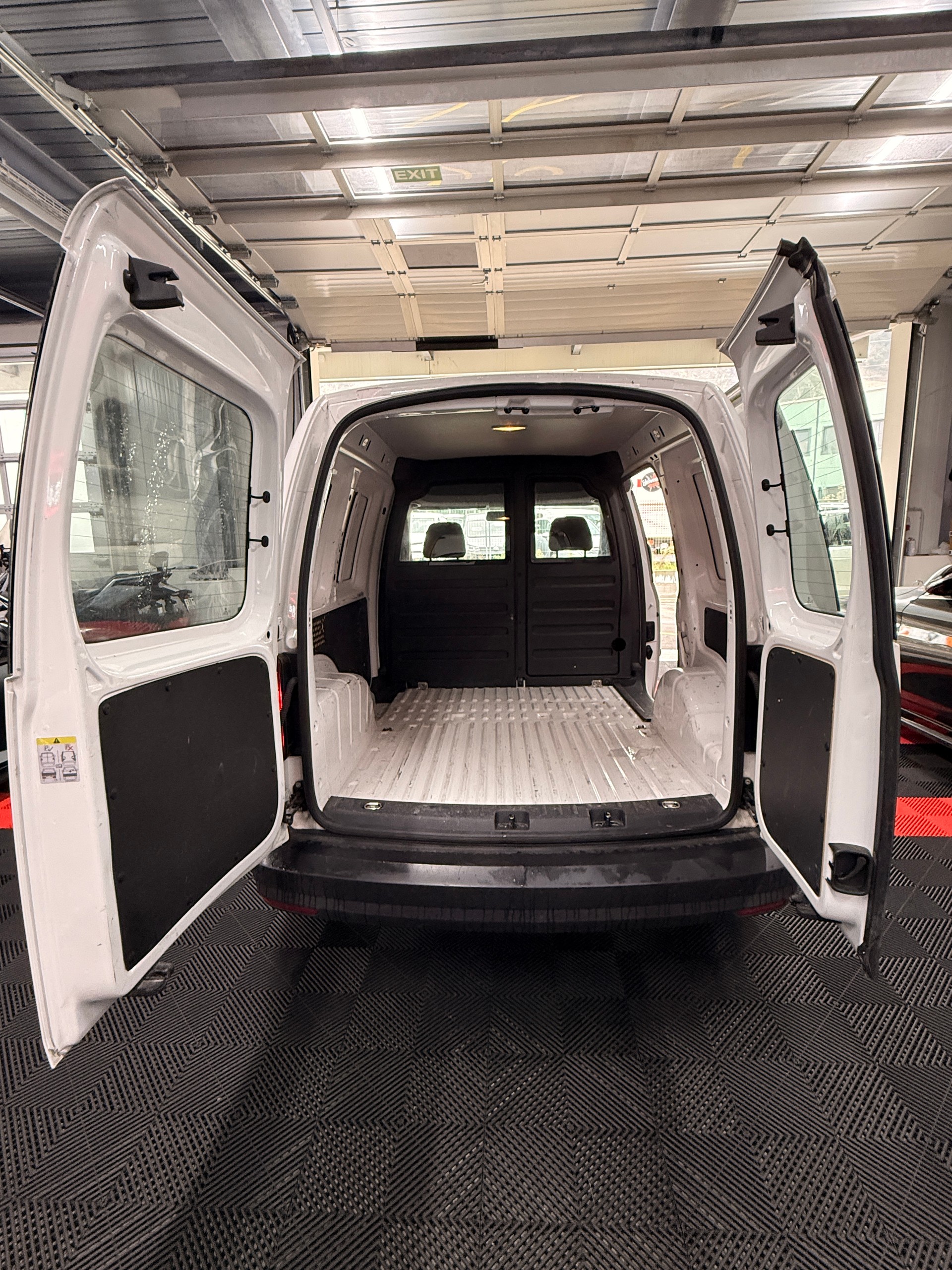 VW Caddy 1.2 TSI Entry BlueMotion Technology-image-11