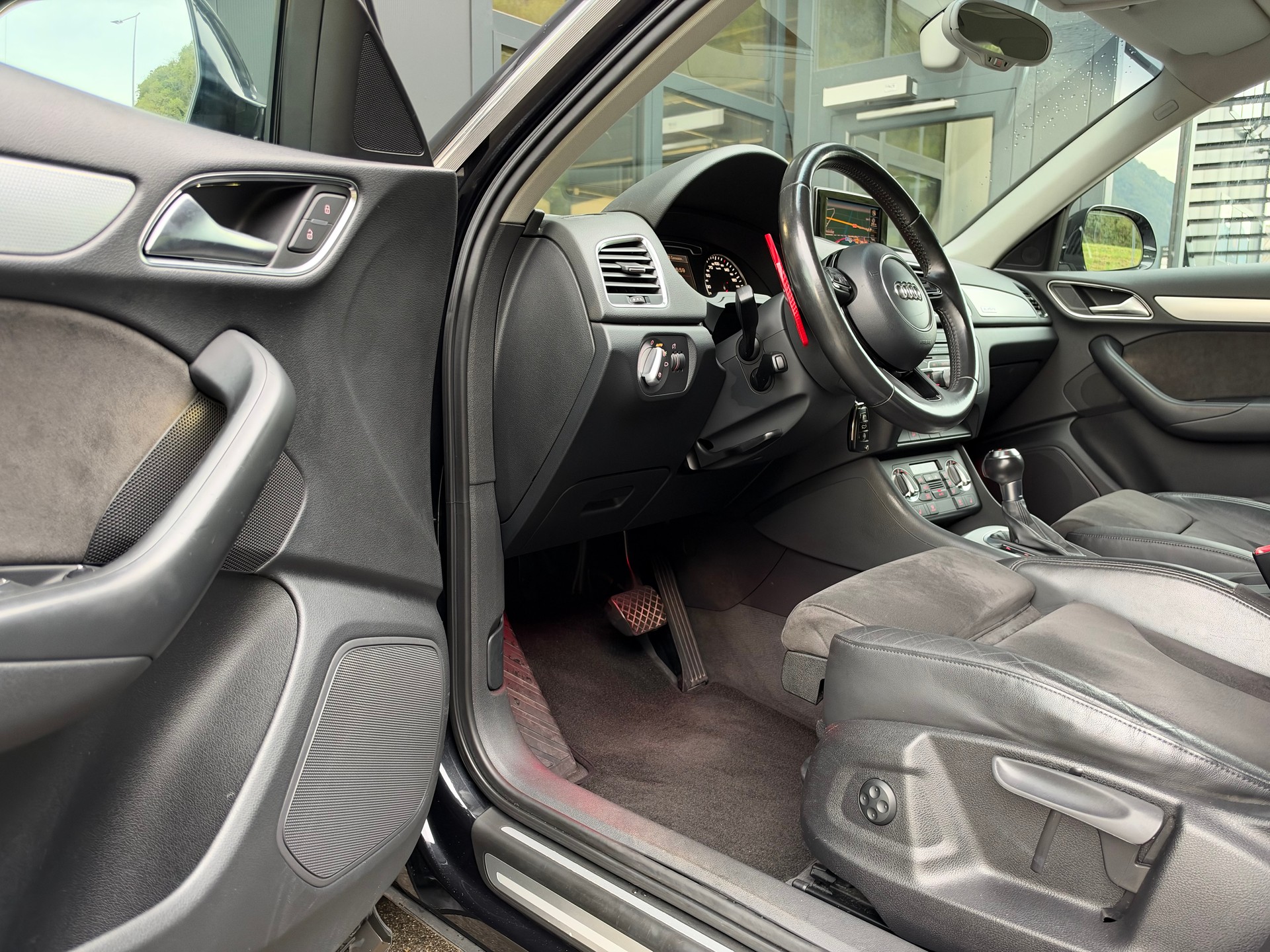 AUDI Q3 2.0 TFSI quattro S-tronic-image-13