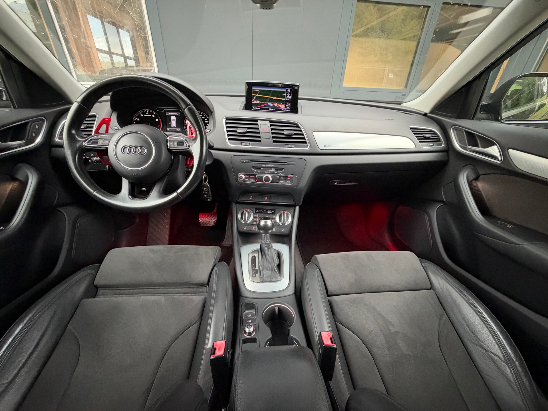 AUDI Q3 2.0 TFSI quattro S-tronic-image-14
