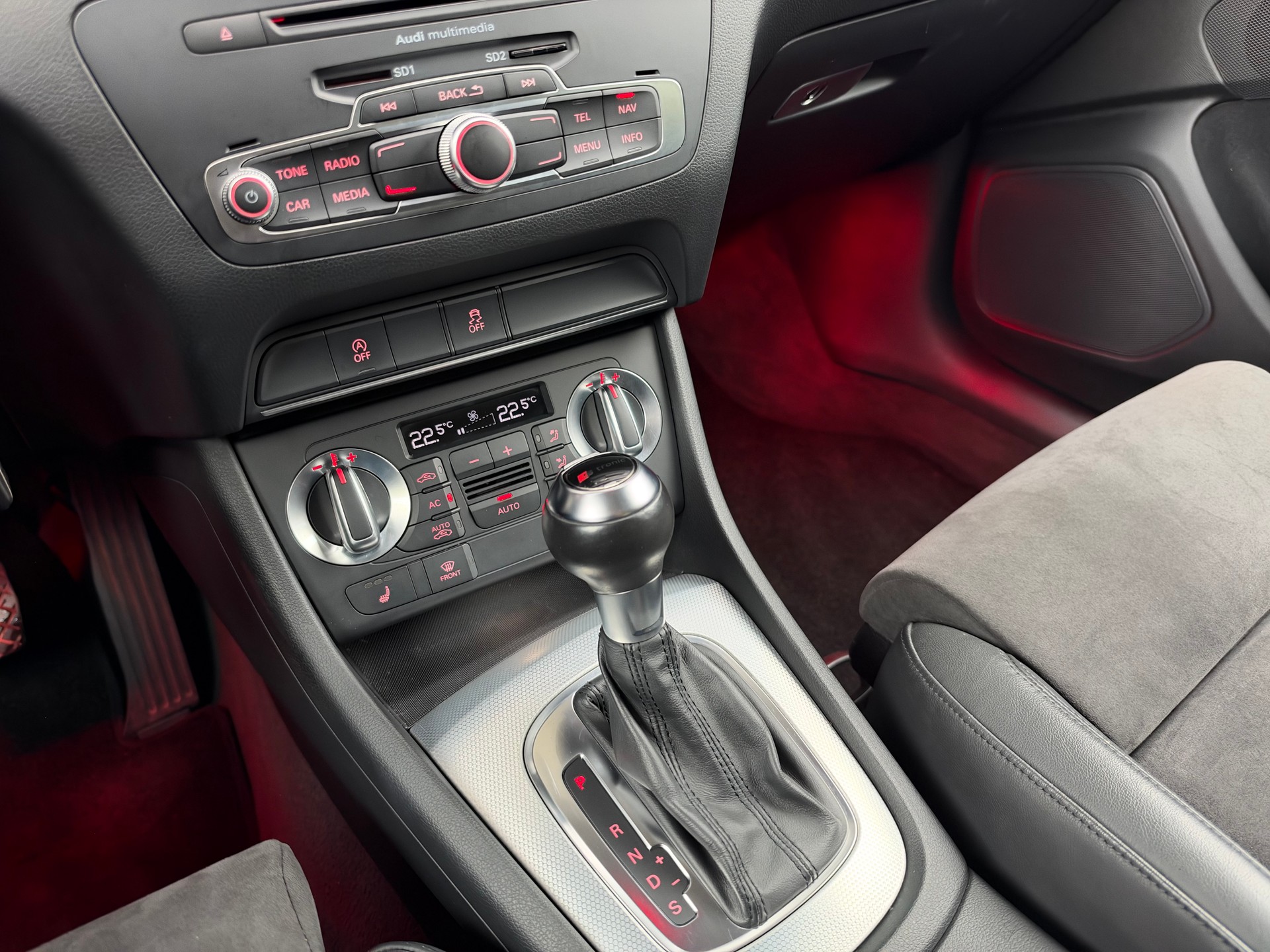 AUDI Q3 2.0 TFSI quattro S-tronic-image-9
