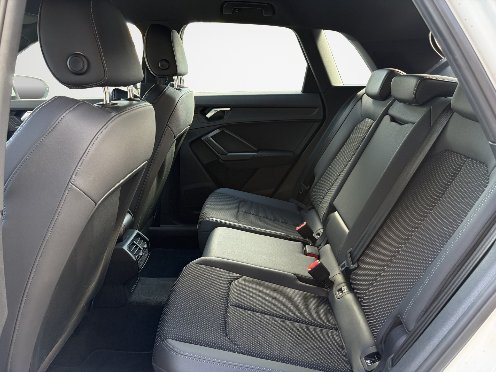 AUDI Q3 35 TDI S line quattro-image-13