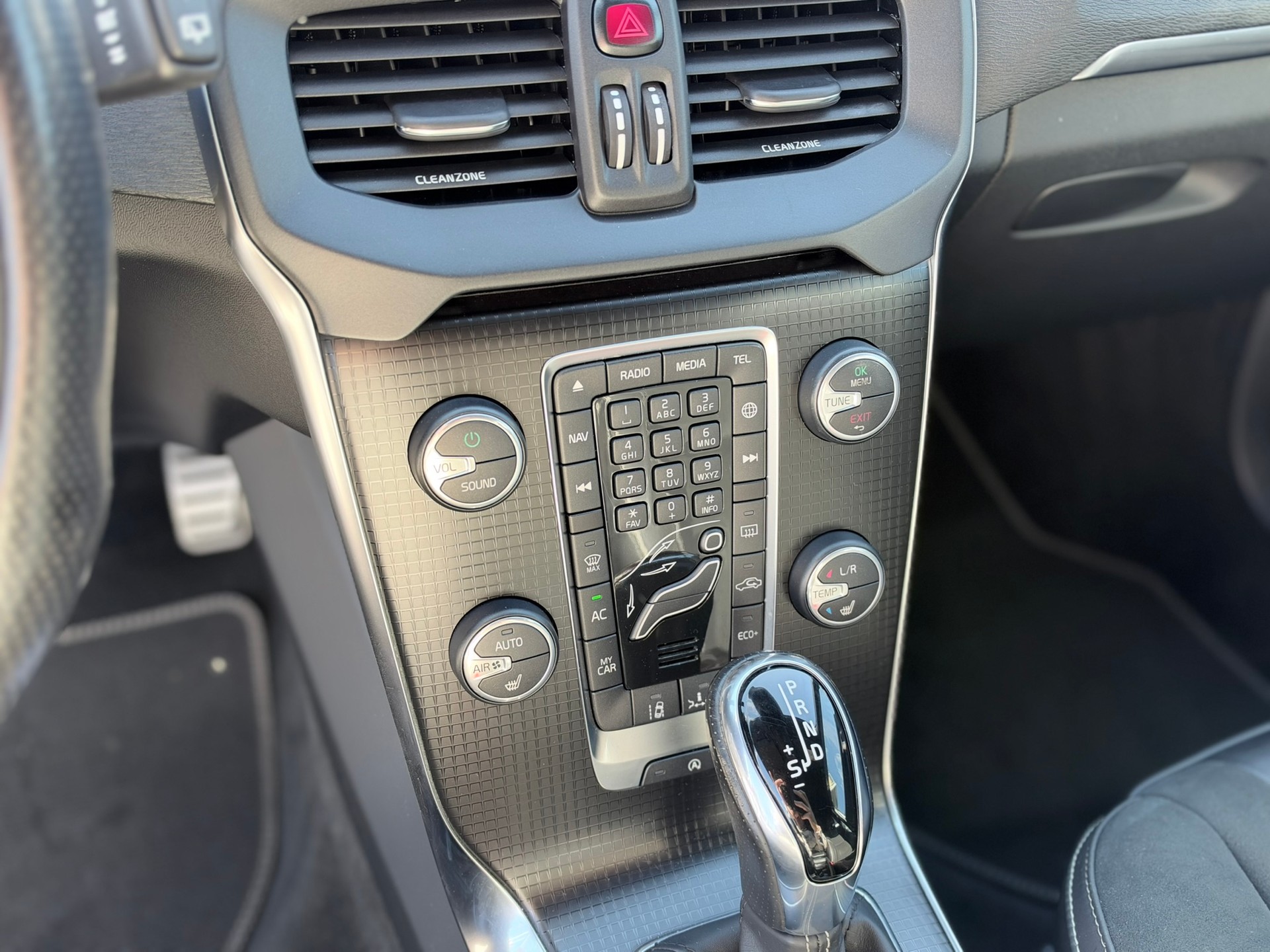 VOLVO V40 T3 Momentum R-Design Geartronic-image-17