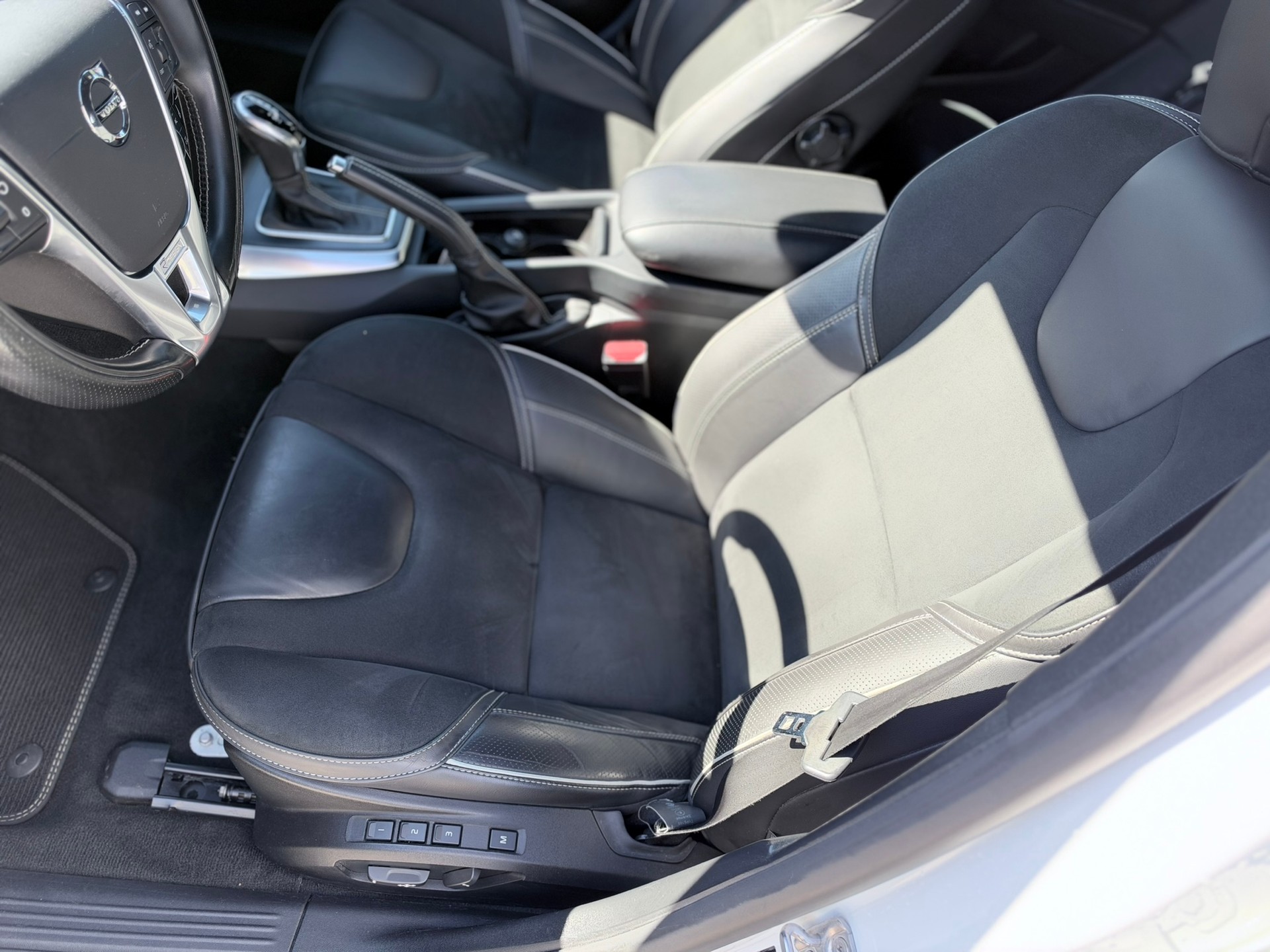 VOLVO V40 T3 Momentum R-Design Geartronic-image-13