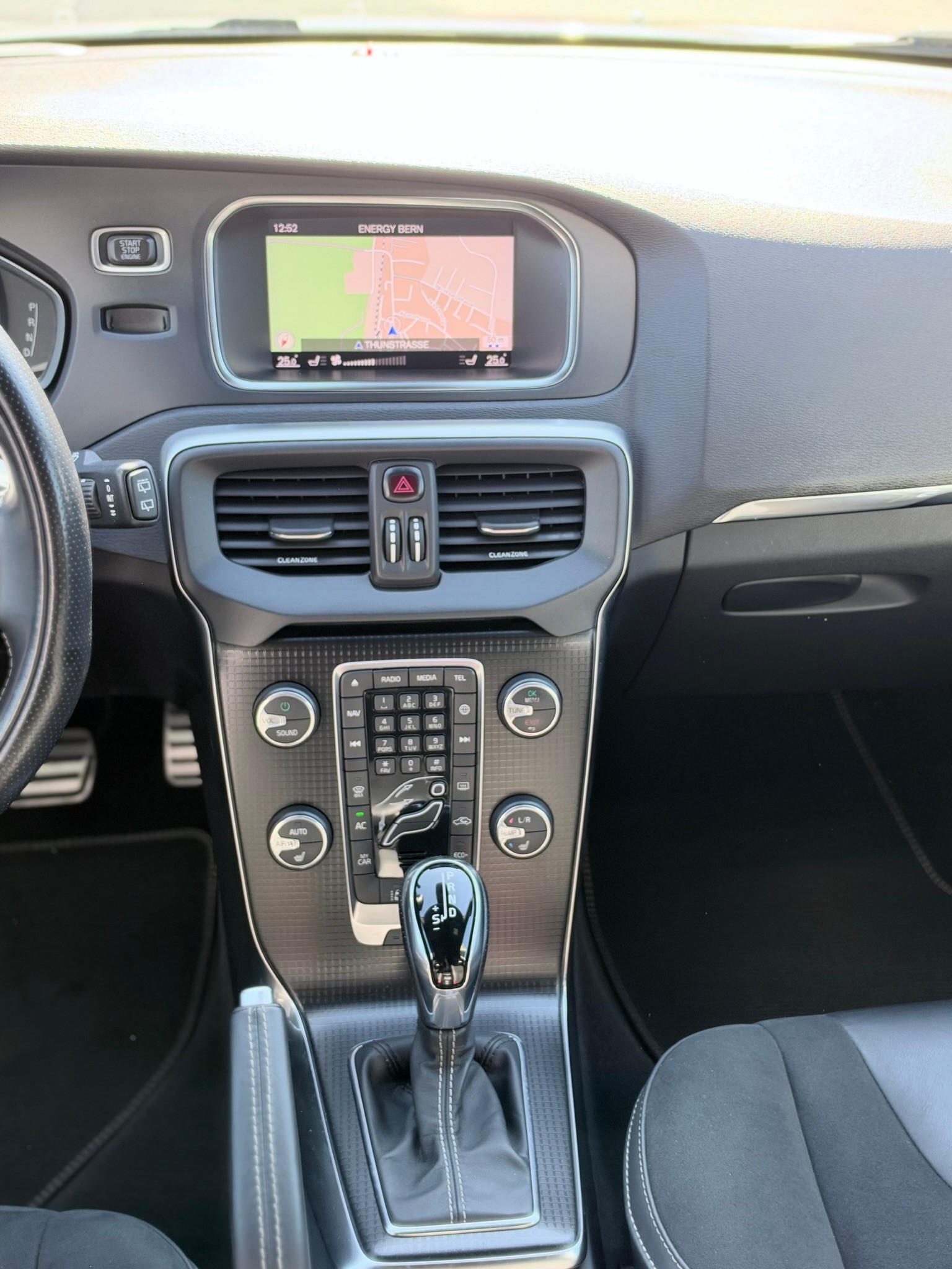 VOLVO V40 T3 Momentum R-Design Geartronic-image-22