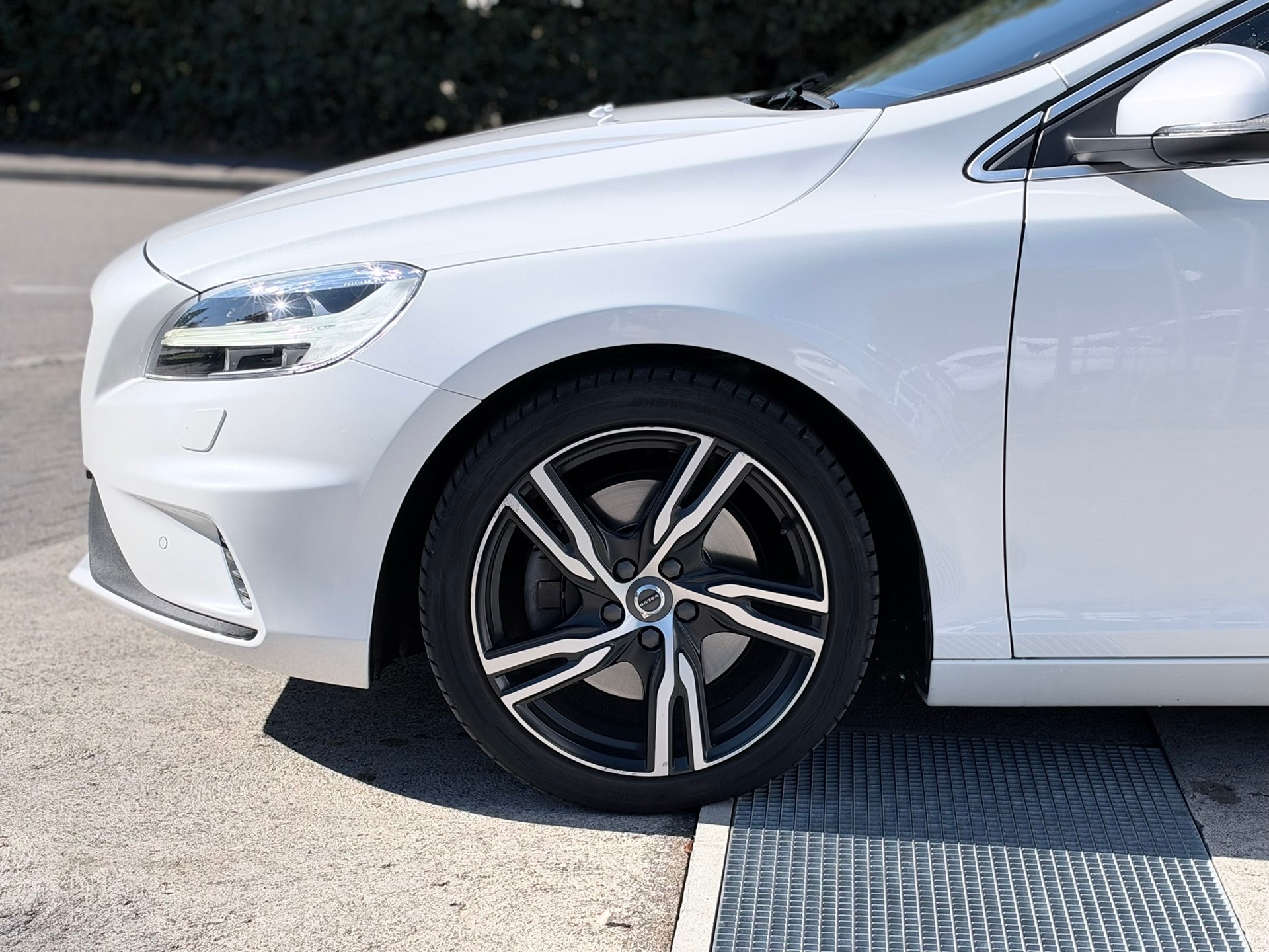 VOLVO V40 T3 Momentum R-Design Geartronic-image-9