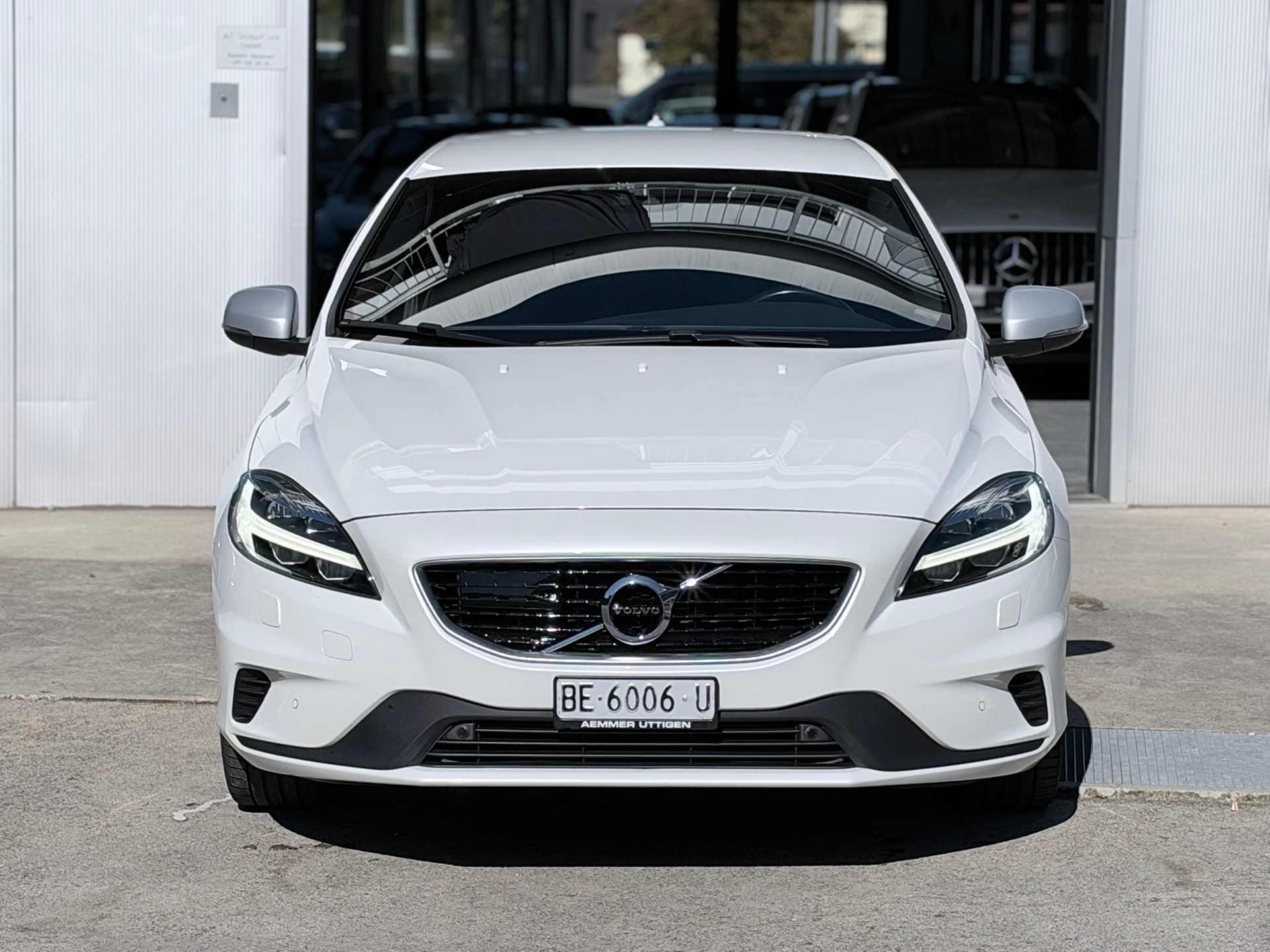 VOLVO V40 T3 Momentum R-Design Geartronic-showroom-element-1
