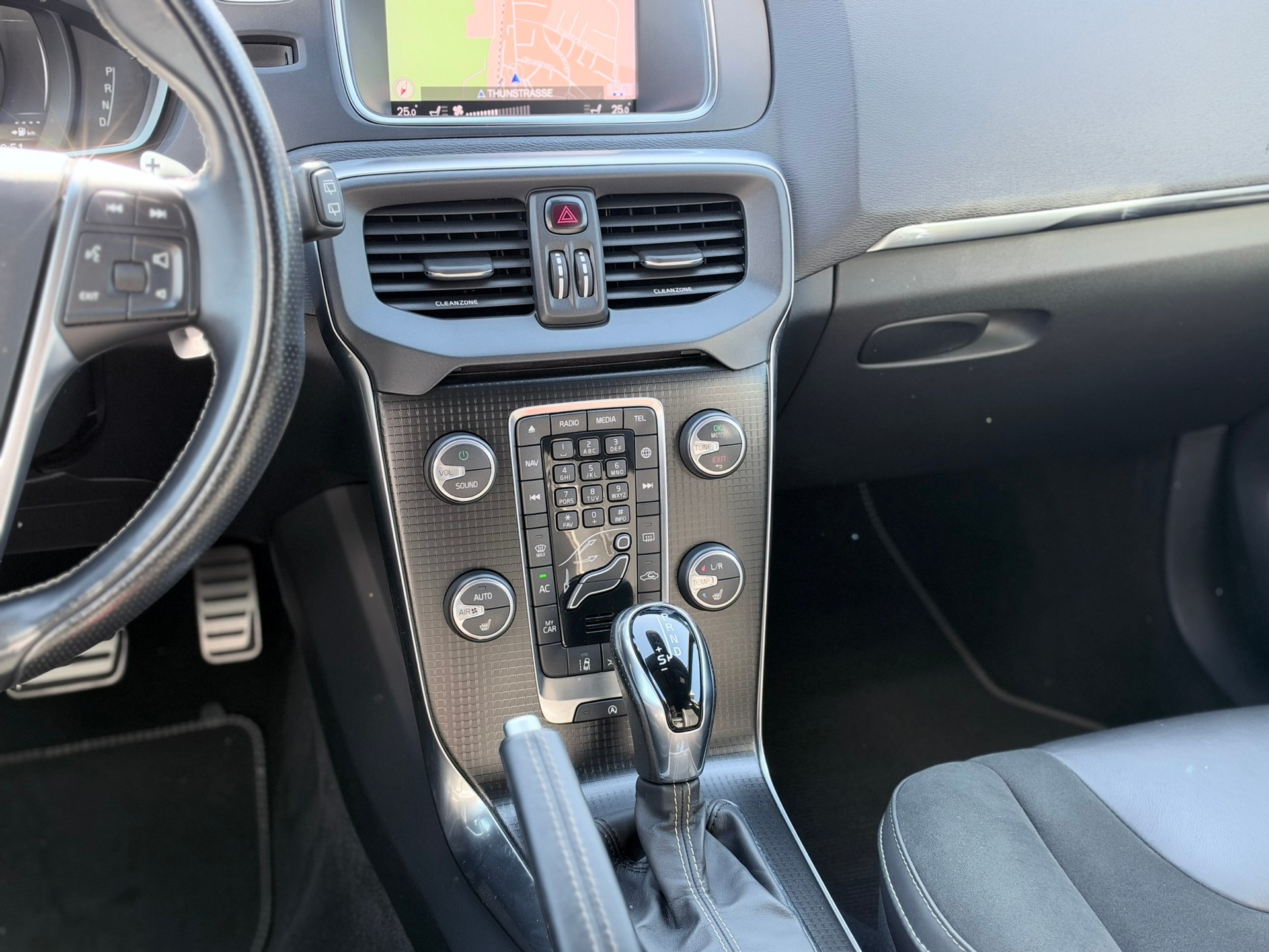 VOLVO V40 T3 Momentum R-Design Geartronic-image-21
