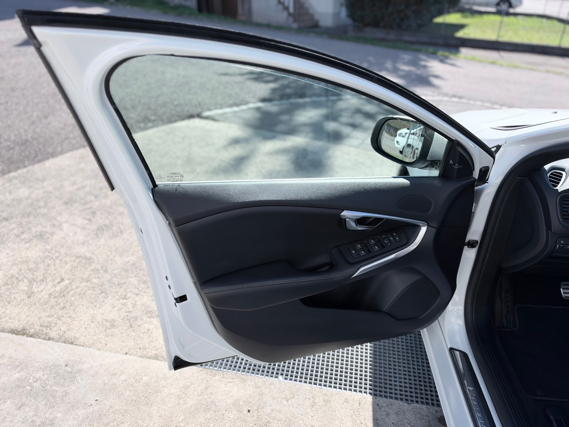 VOLVO V40 T3 Momentum R-Design Geartronic-image-12