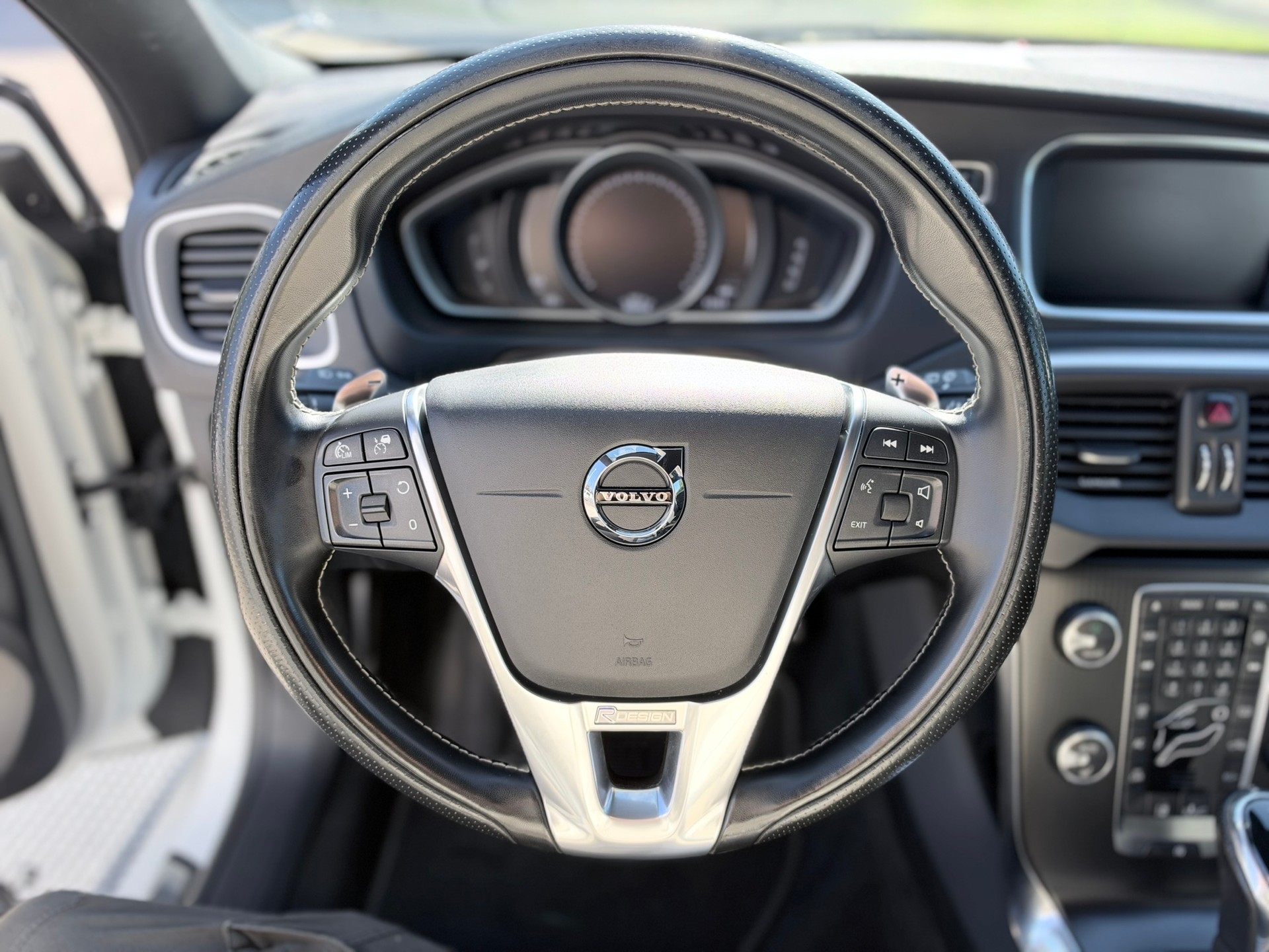 VOLVO V40 T3 Momentum R-Design Geartronic-image-19