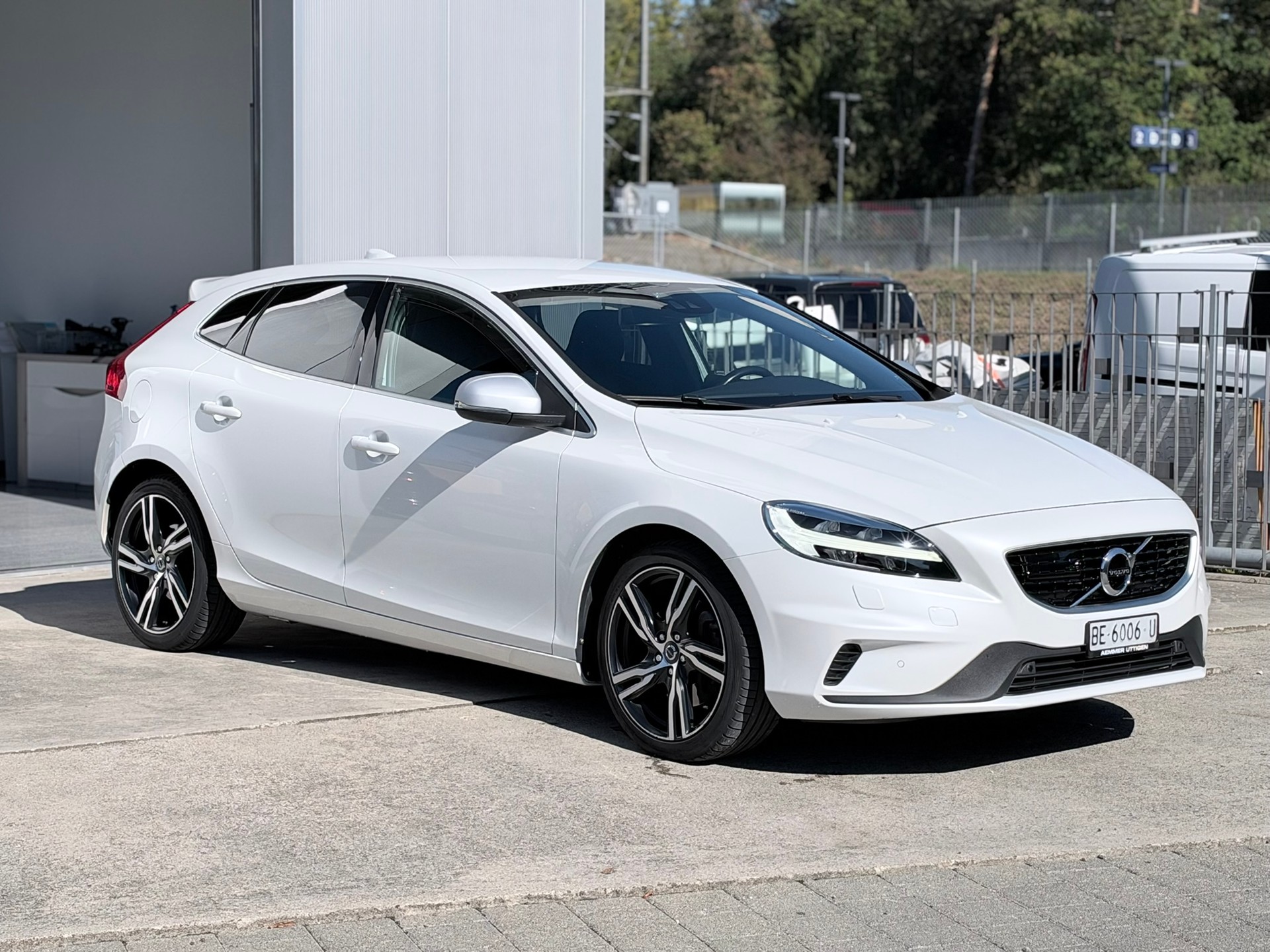 VOLVO V40 T3 Momentum R-Design Geartronic-showroom-element-2