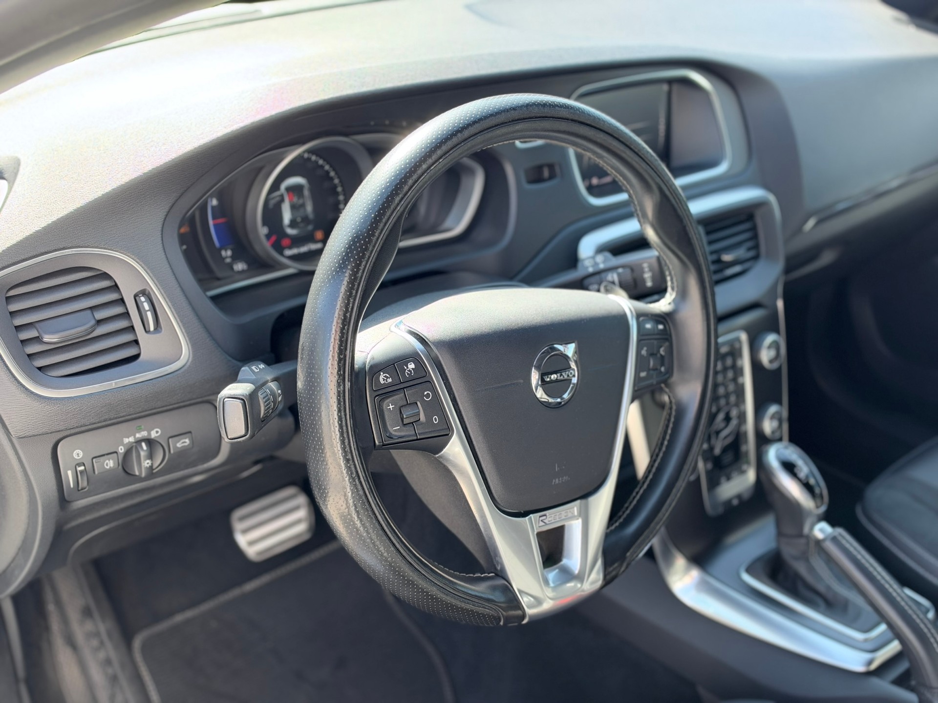 VOLVO V40 T3 Momentum R-Design Geartronic-image-15