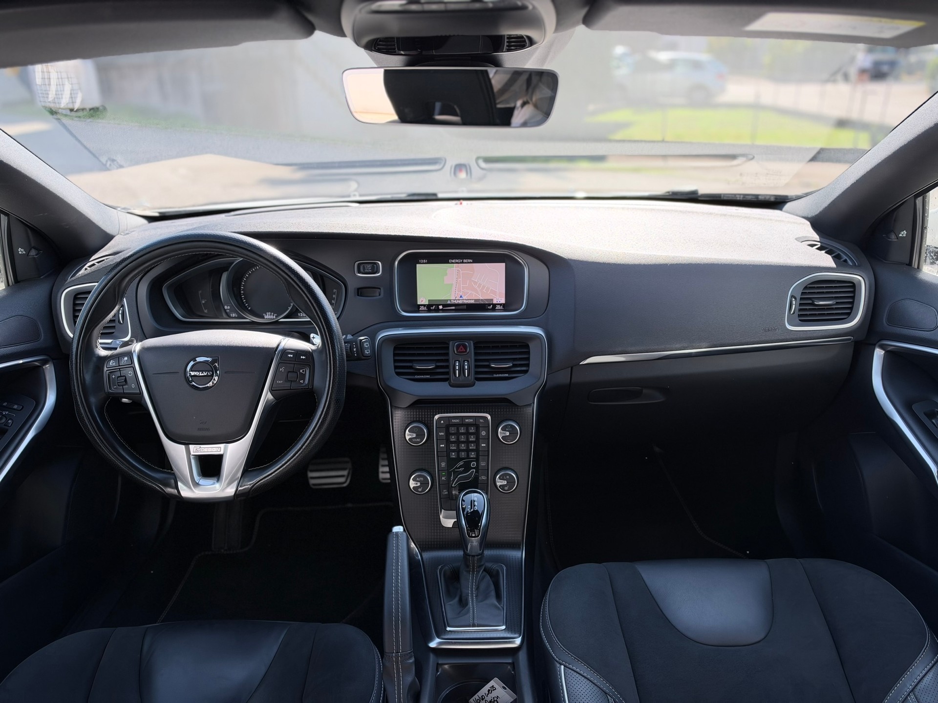 VOLVO V40 T3 Momentum R-Design Geartronic-image-20