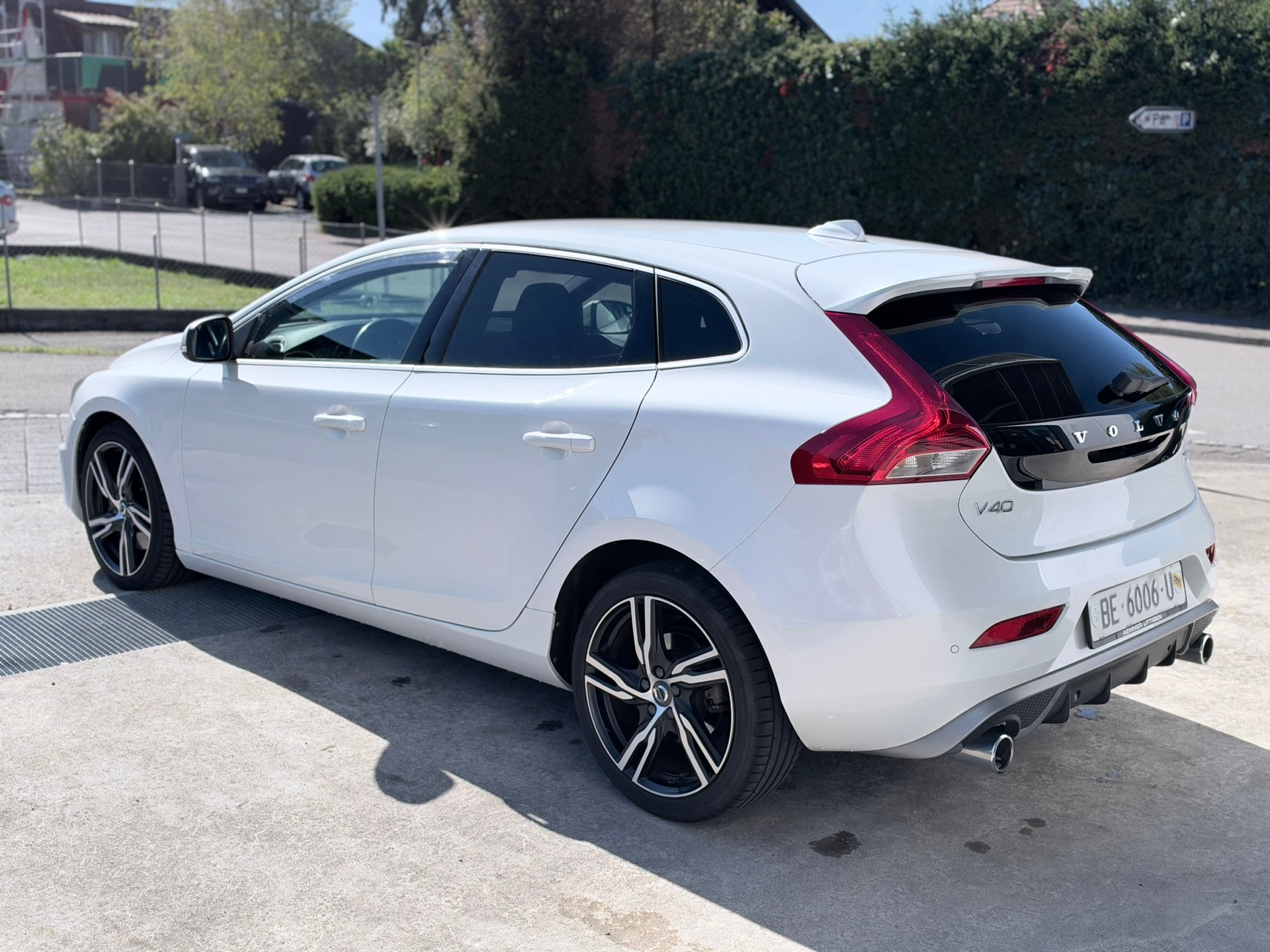 VOLVO V40 T3 Momentum R-Design Geartronic-image-7