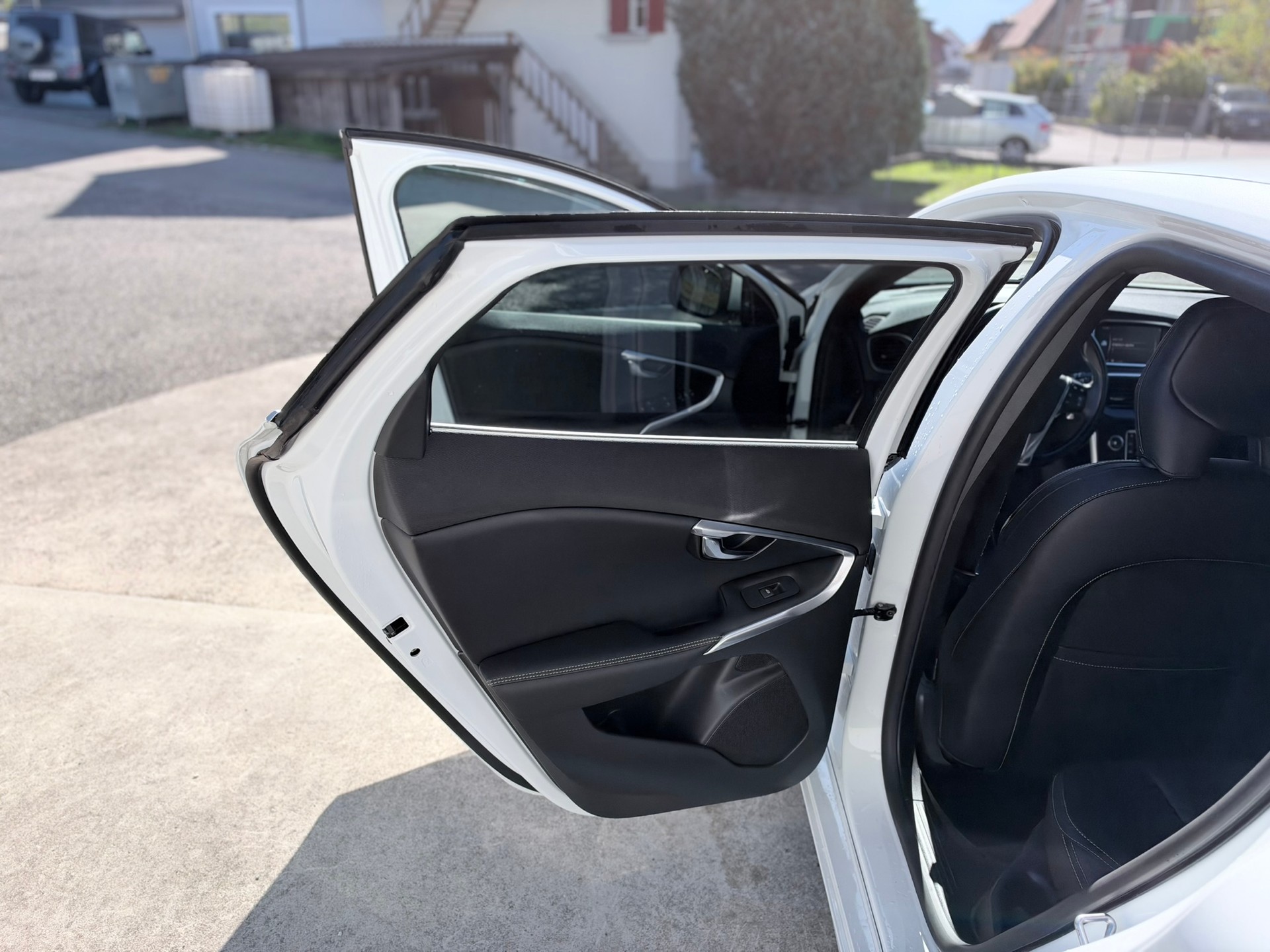 VOLVO V40 T3 Momentum R-Design Geartronic-image-10
