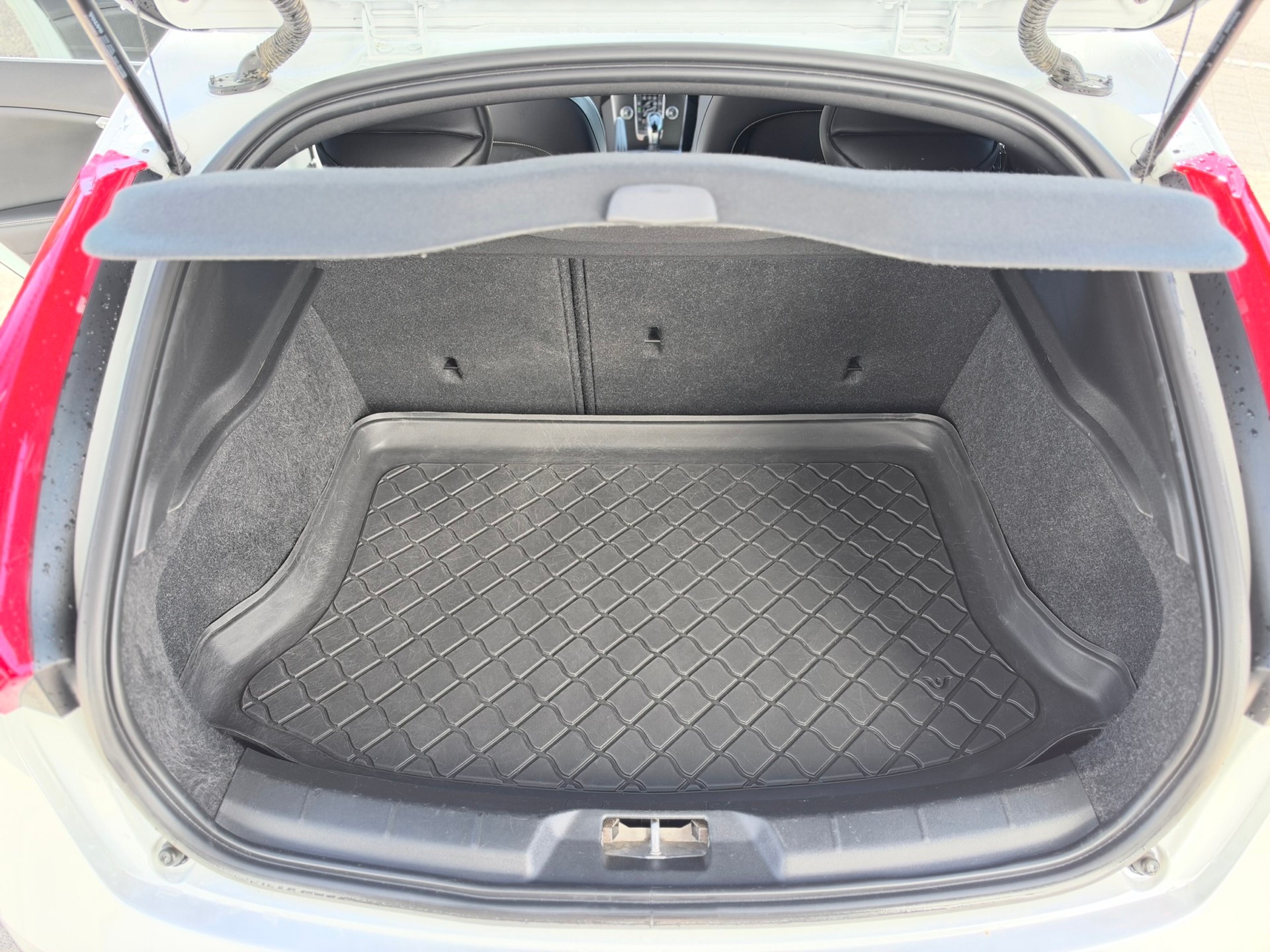 VOLVO V40 T3 Momentum R-Design Geartronic-image-23