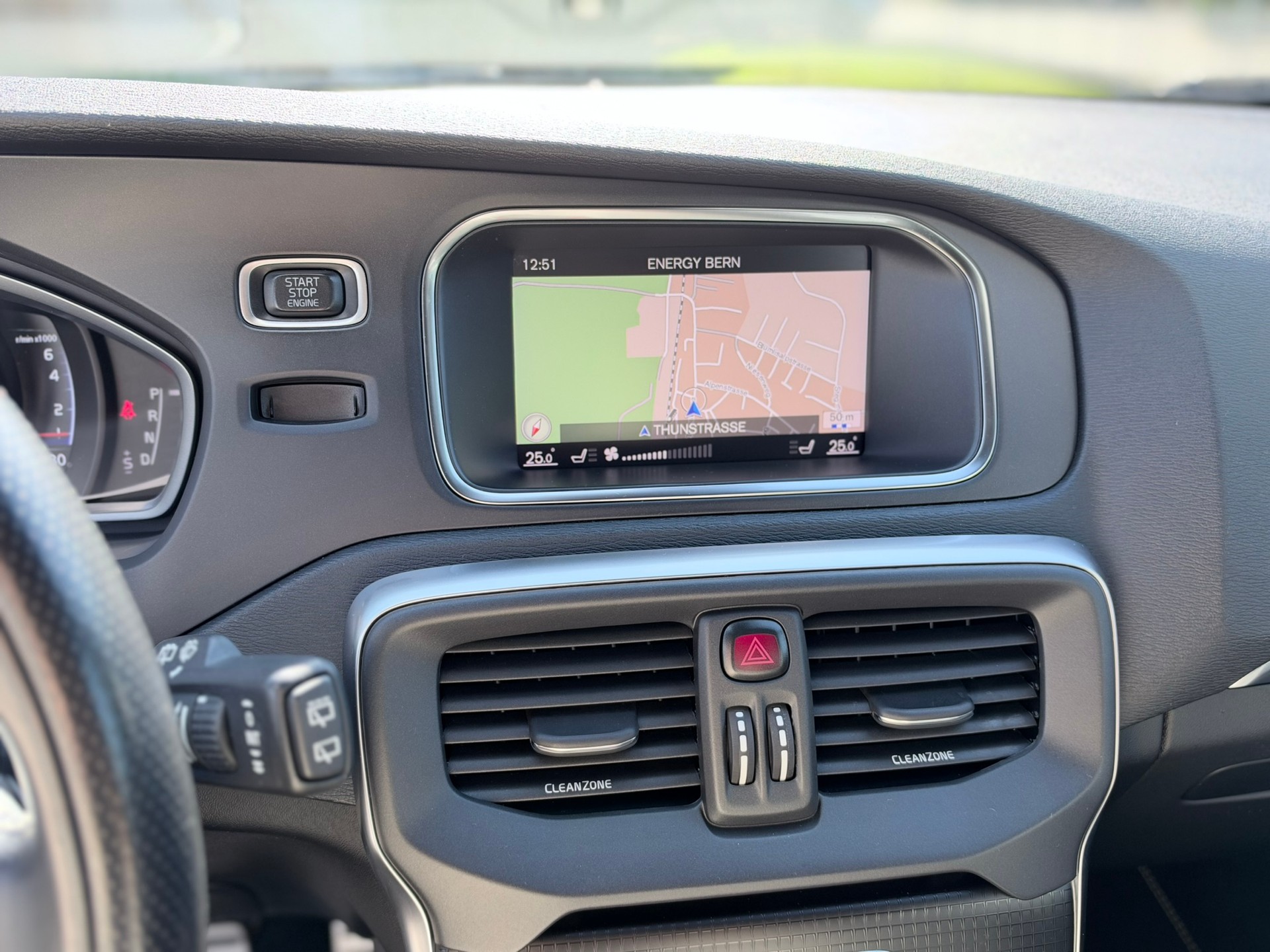 VOLVO V40 T3 Momentum R-Design Geartronic-image-18