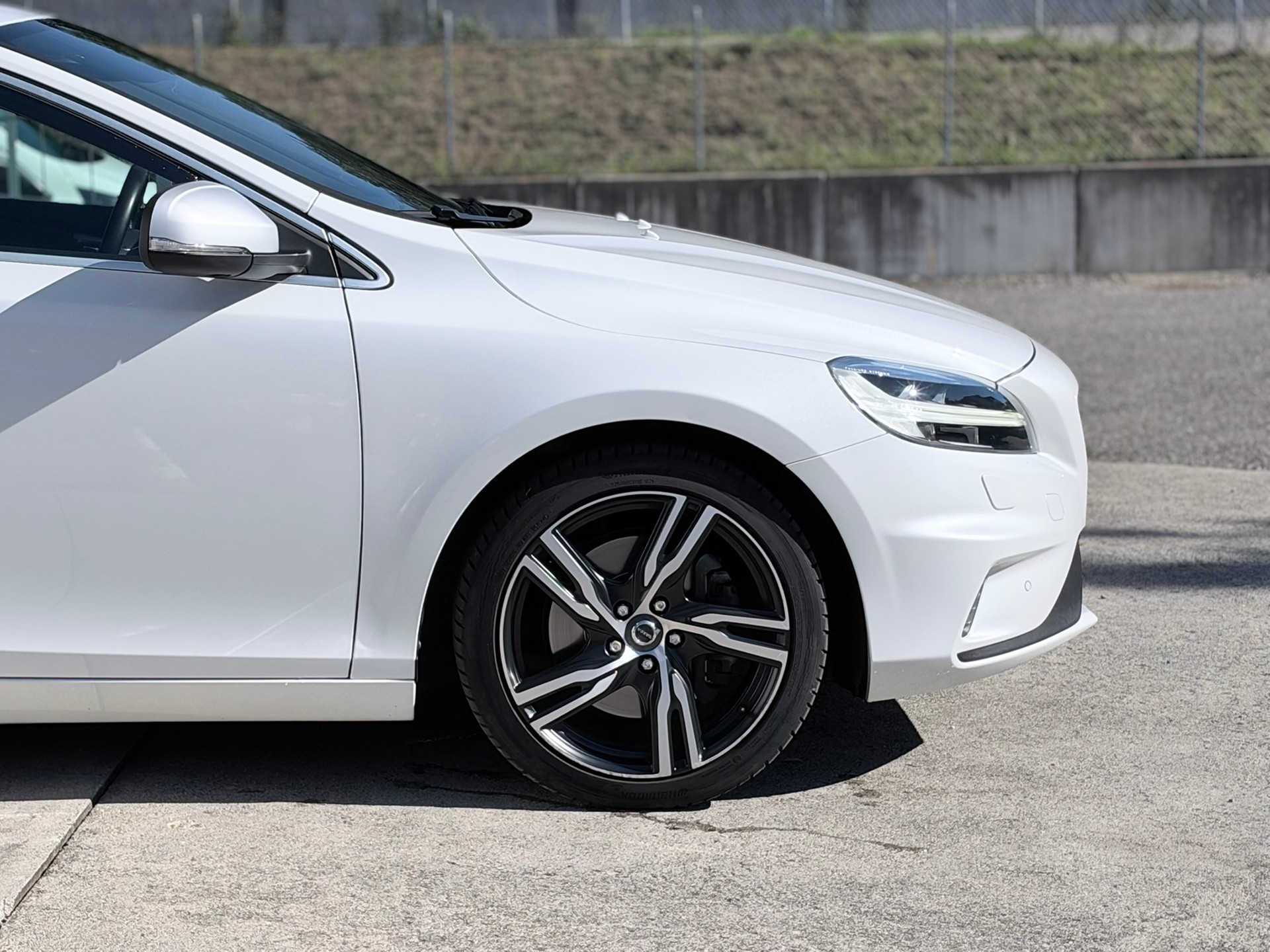 VOLVO V40 T3 Momentum R-Design Geartronic-image-4