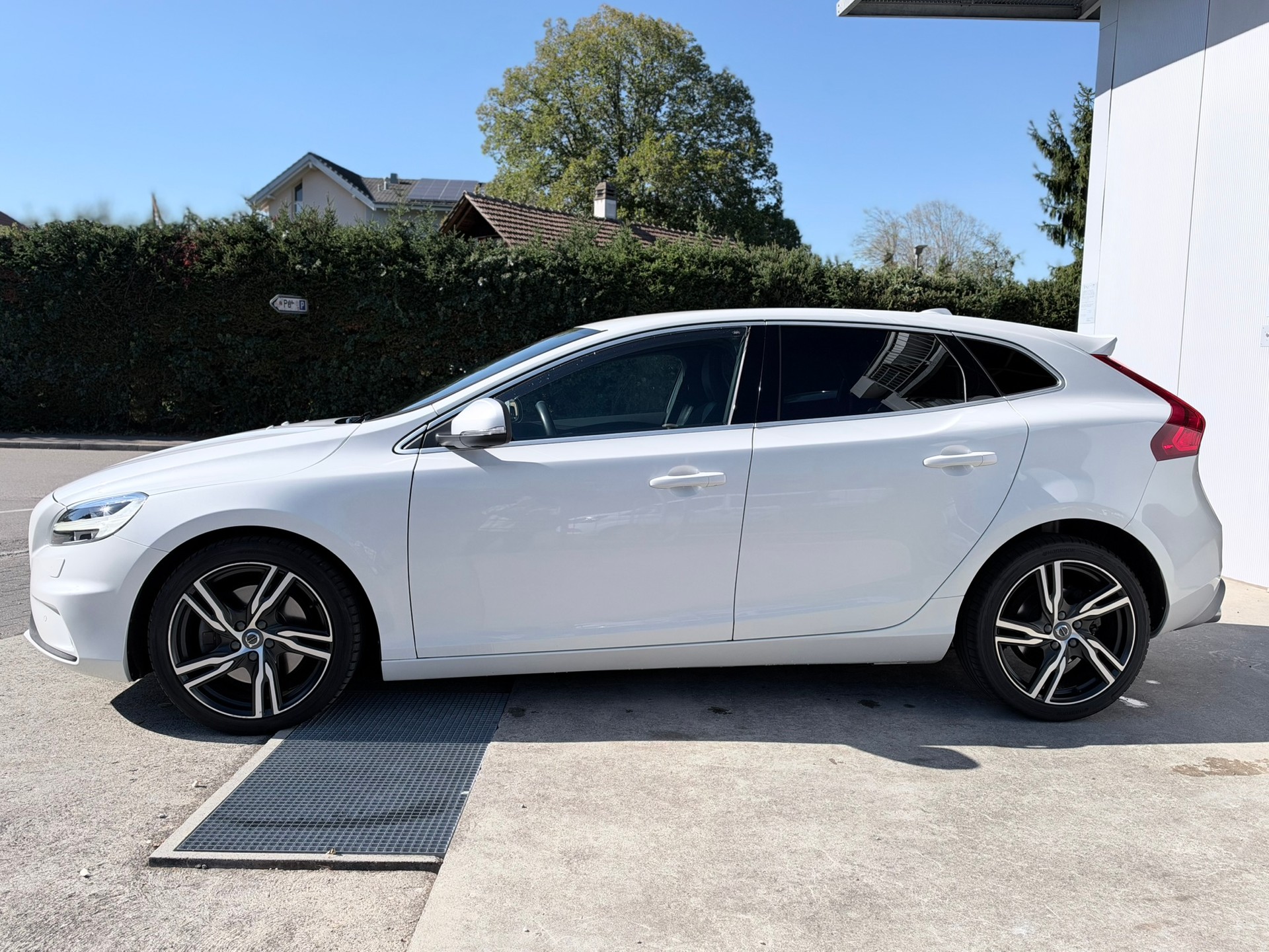 VOLVO V40 T3 Momentum R-Design Geartronic-image-8