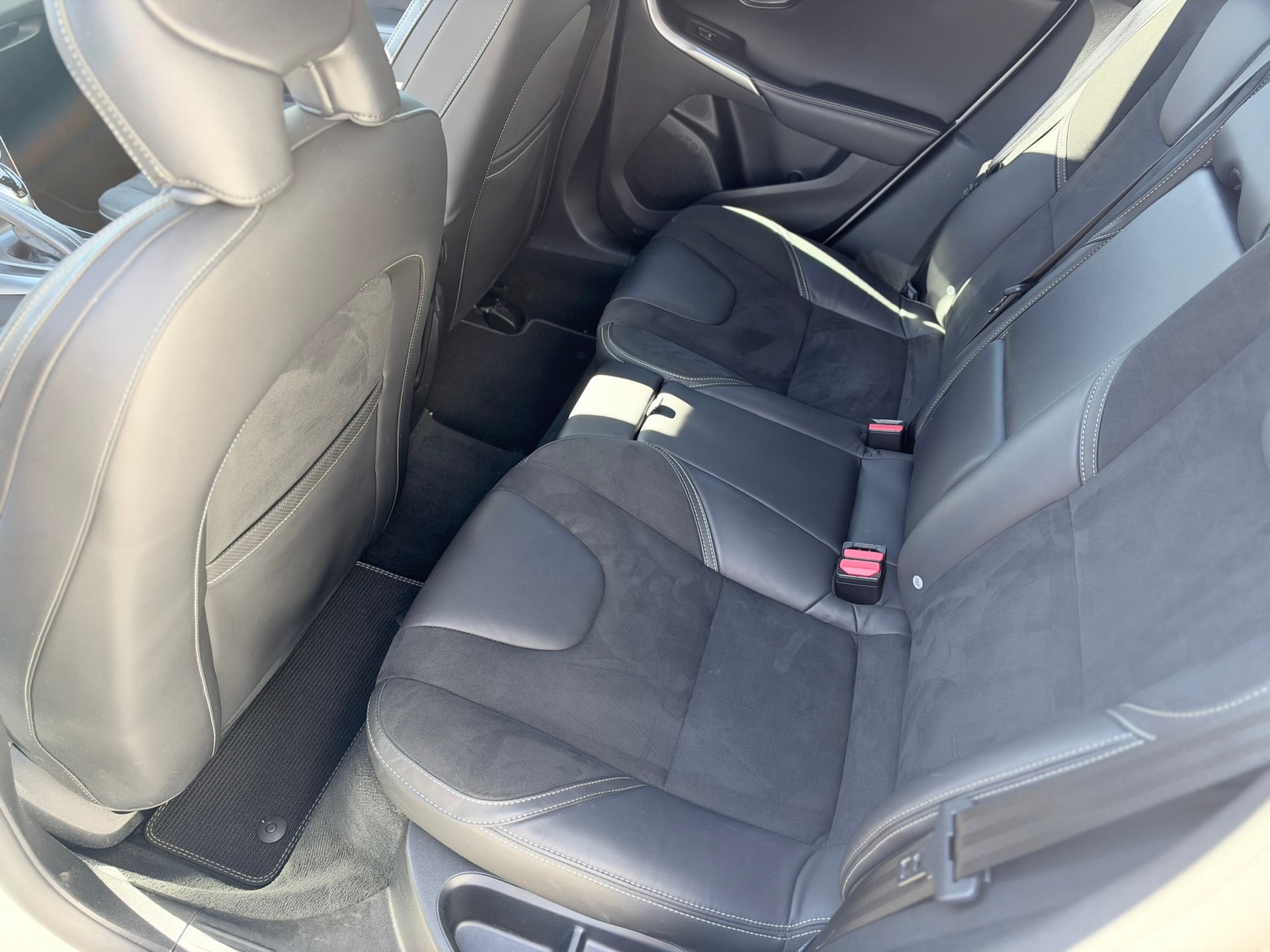 VOLVO V40 T3 Momentum R-Design Geartronic-image-11