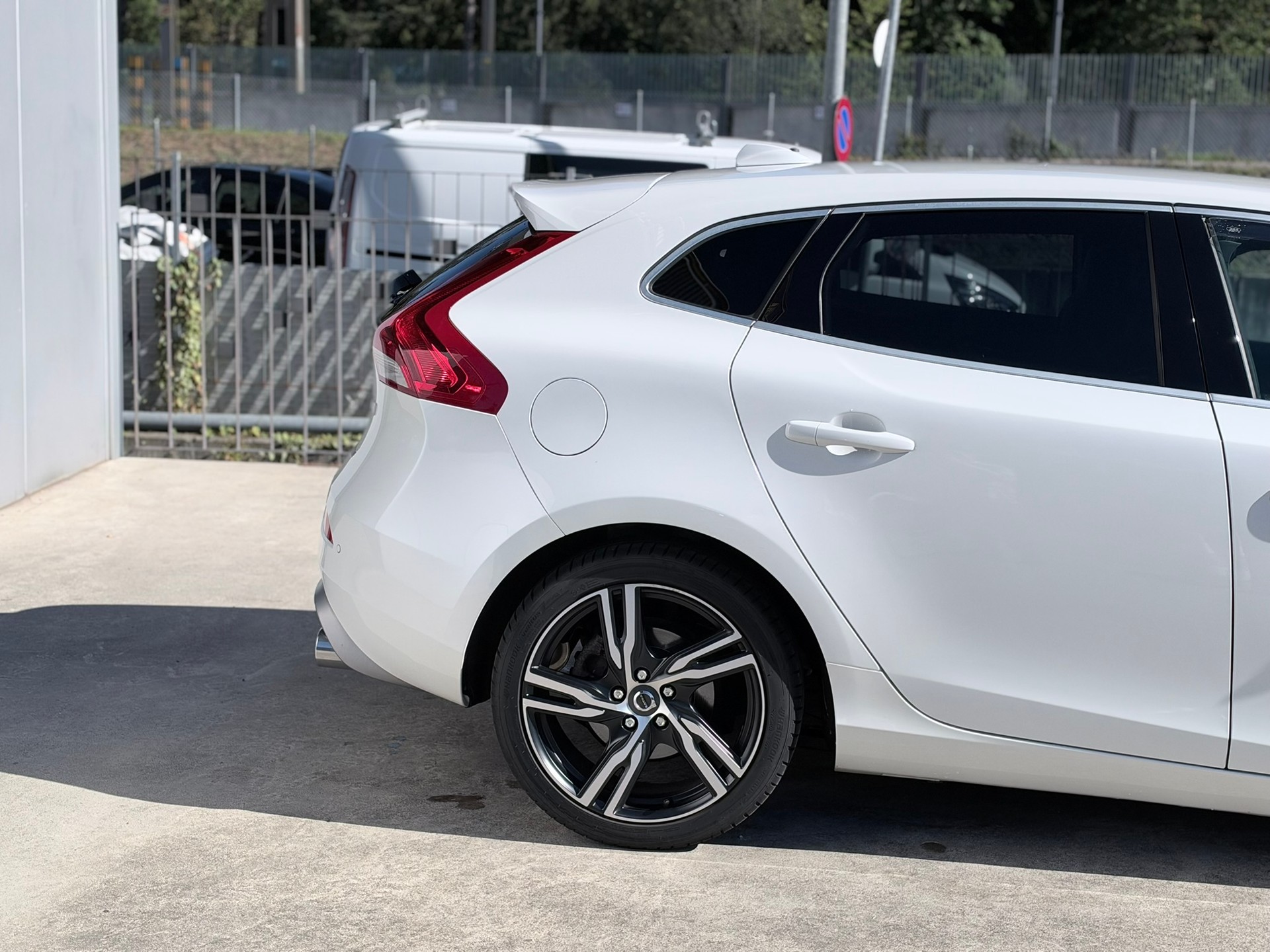 VOLVO V40 T3 Momentum R-Design Geartronic-image-5