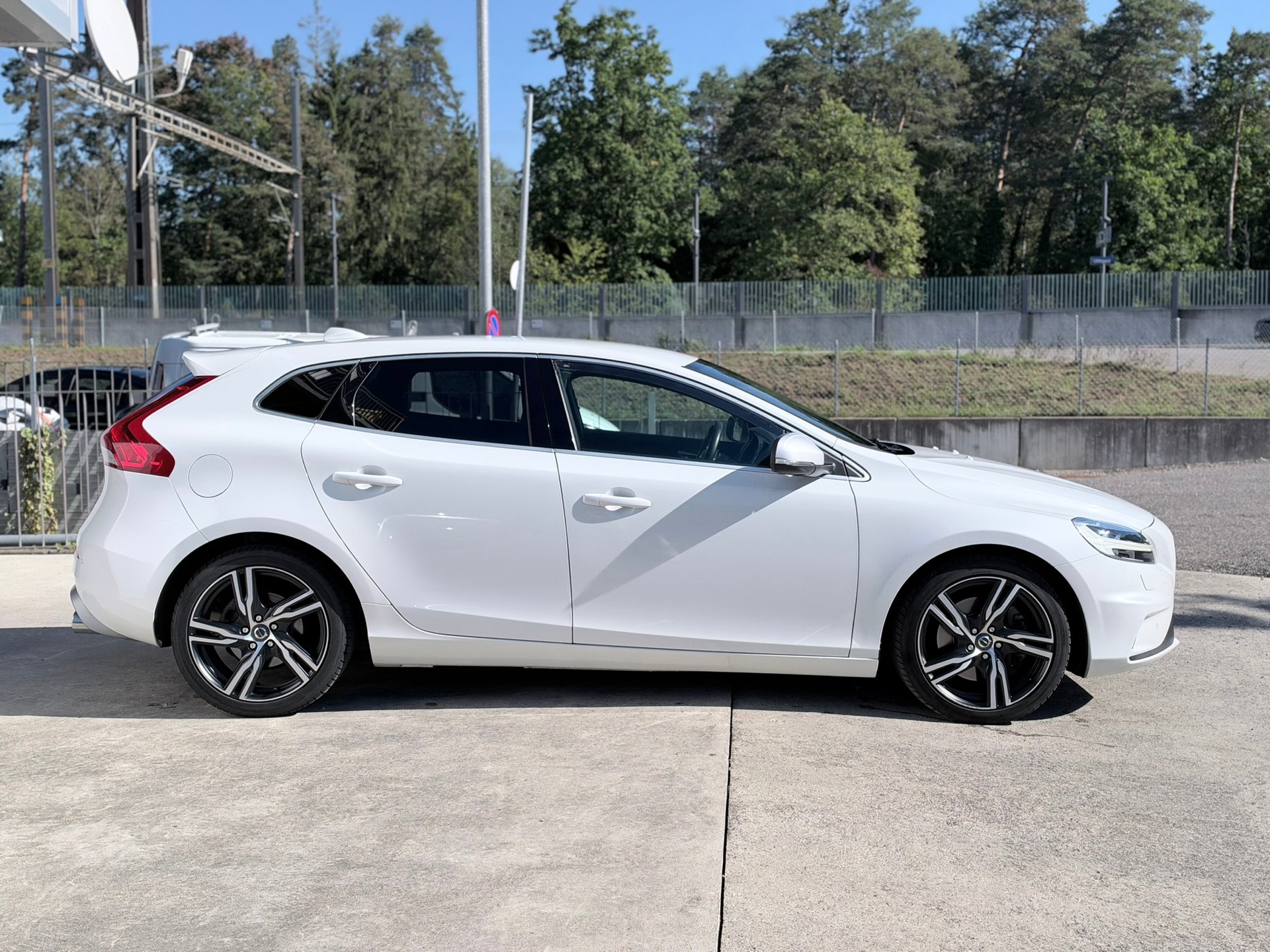 VOLVO V40 T3 Momentum R-Design Geartronic-showroom-element-3