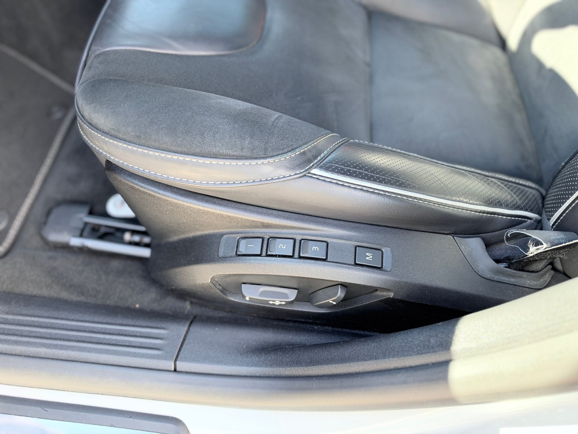 VOLVO V40 T3 Momentum R-Design Geartronic-image-14